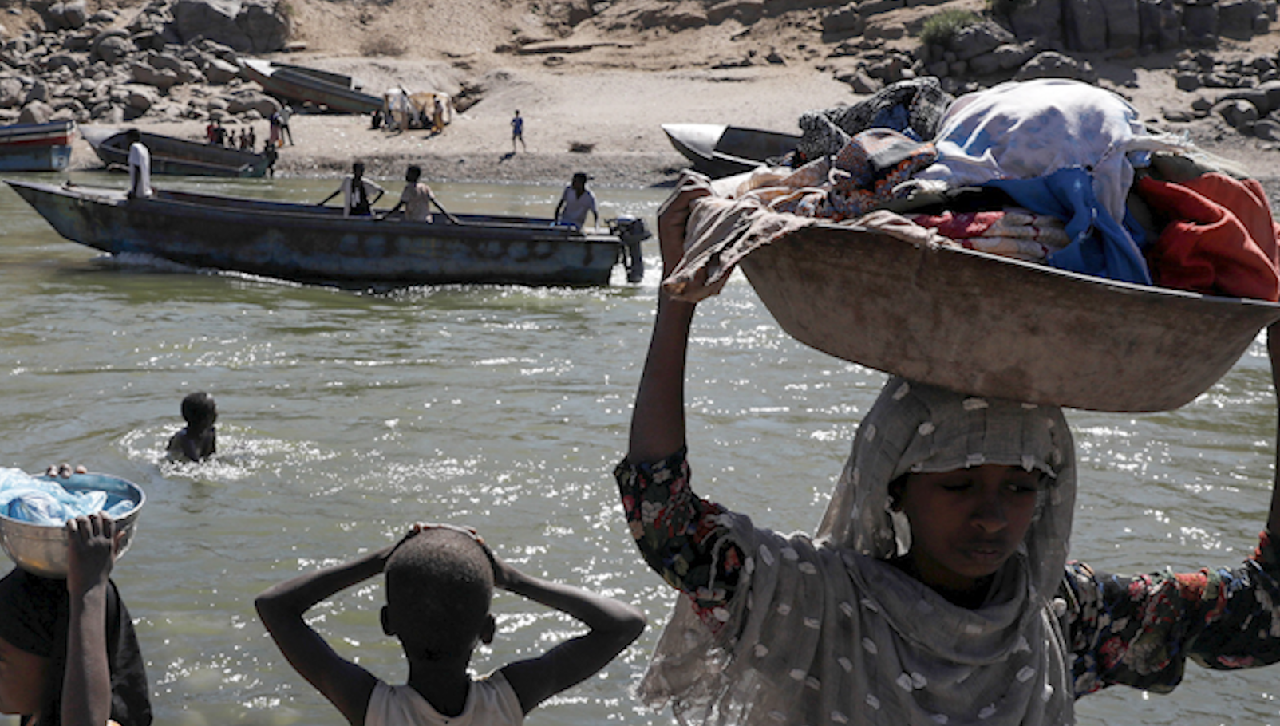 Ethiopian refugees flee into Sudan - CGTN