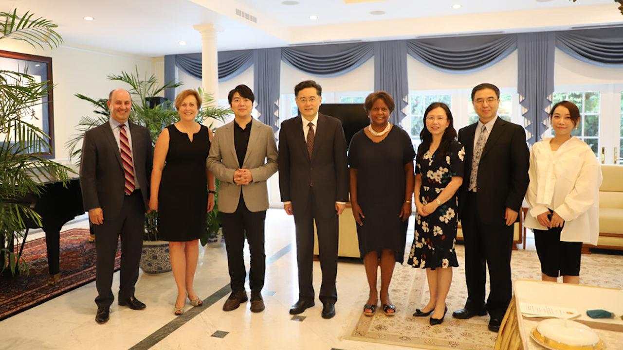 Ambassador Qin Gang meets with pianist Lang Lang at Kennedy Center CGTN