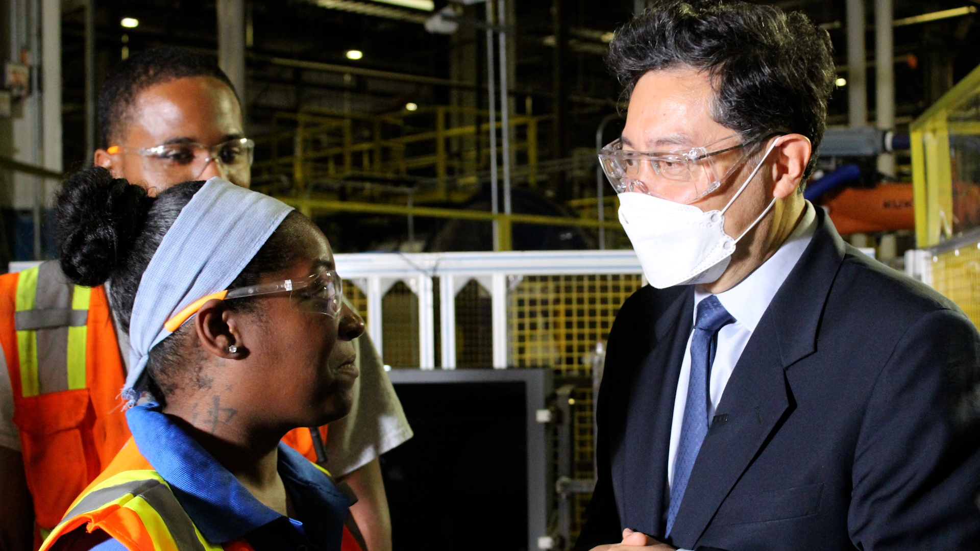 Ambassador Qin visits Fuyao Glass, a Chinese-owned American factory