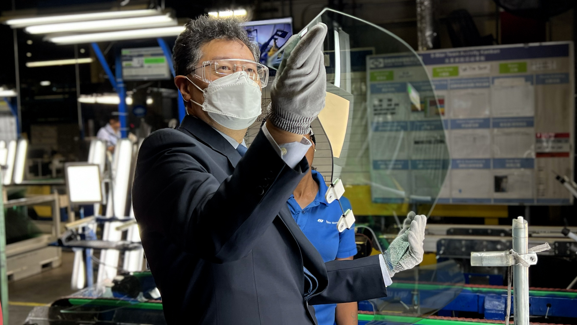 Ambassador Qin visits Fuyao Glass, a Chinese-owned American factory