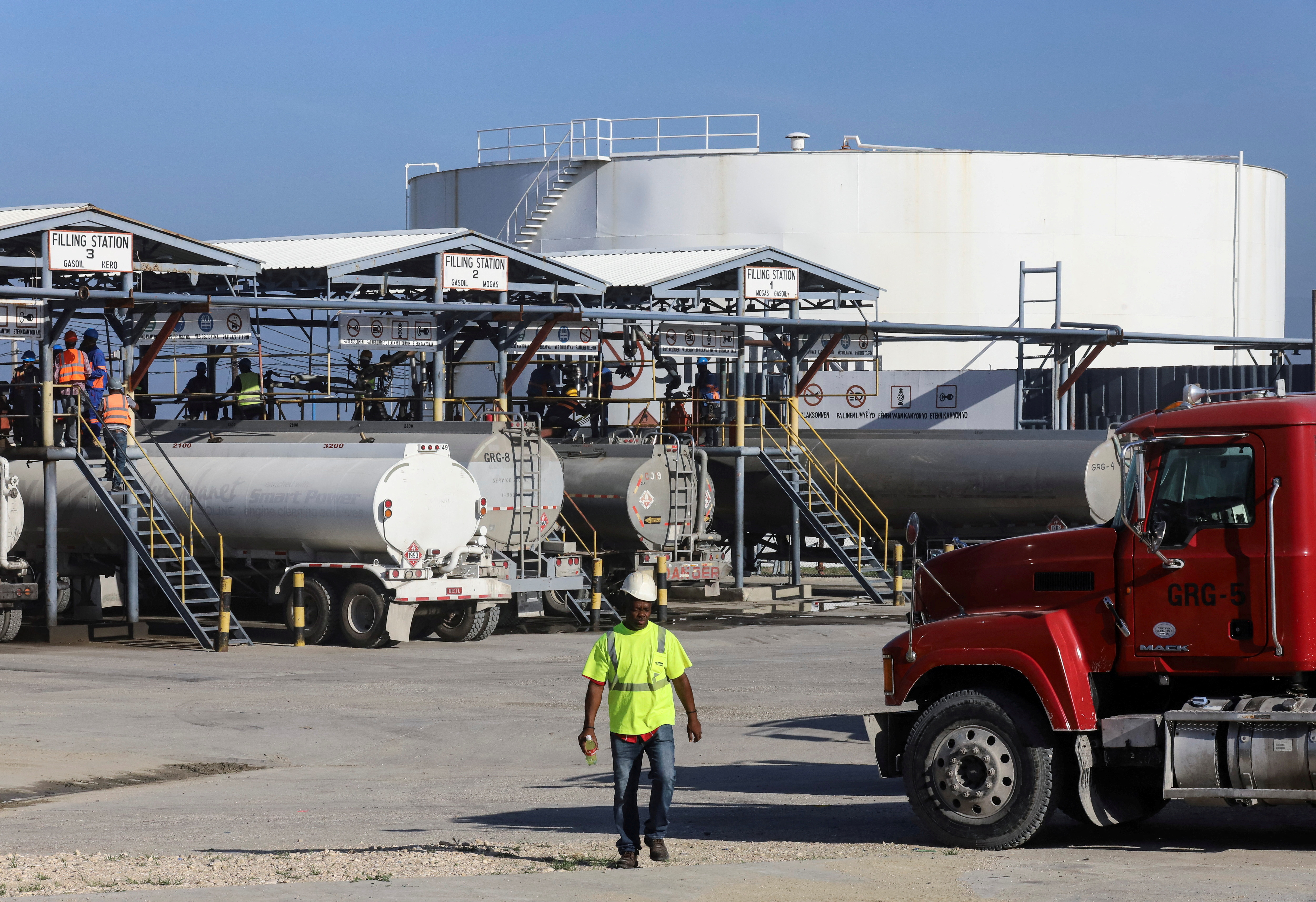 Fuel terminal in Port-au-Prince blockaded amid rising fuel prices 