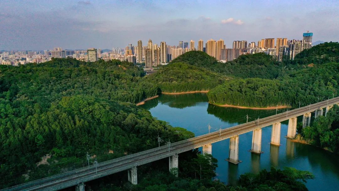 A view of the city from Yangtai Mountain, photo by Liu Xudong.

