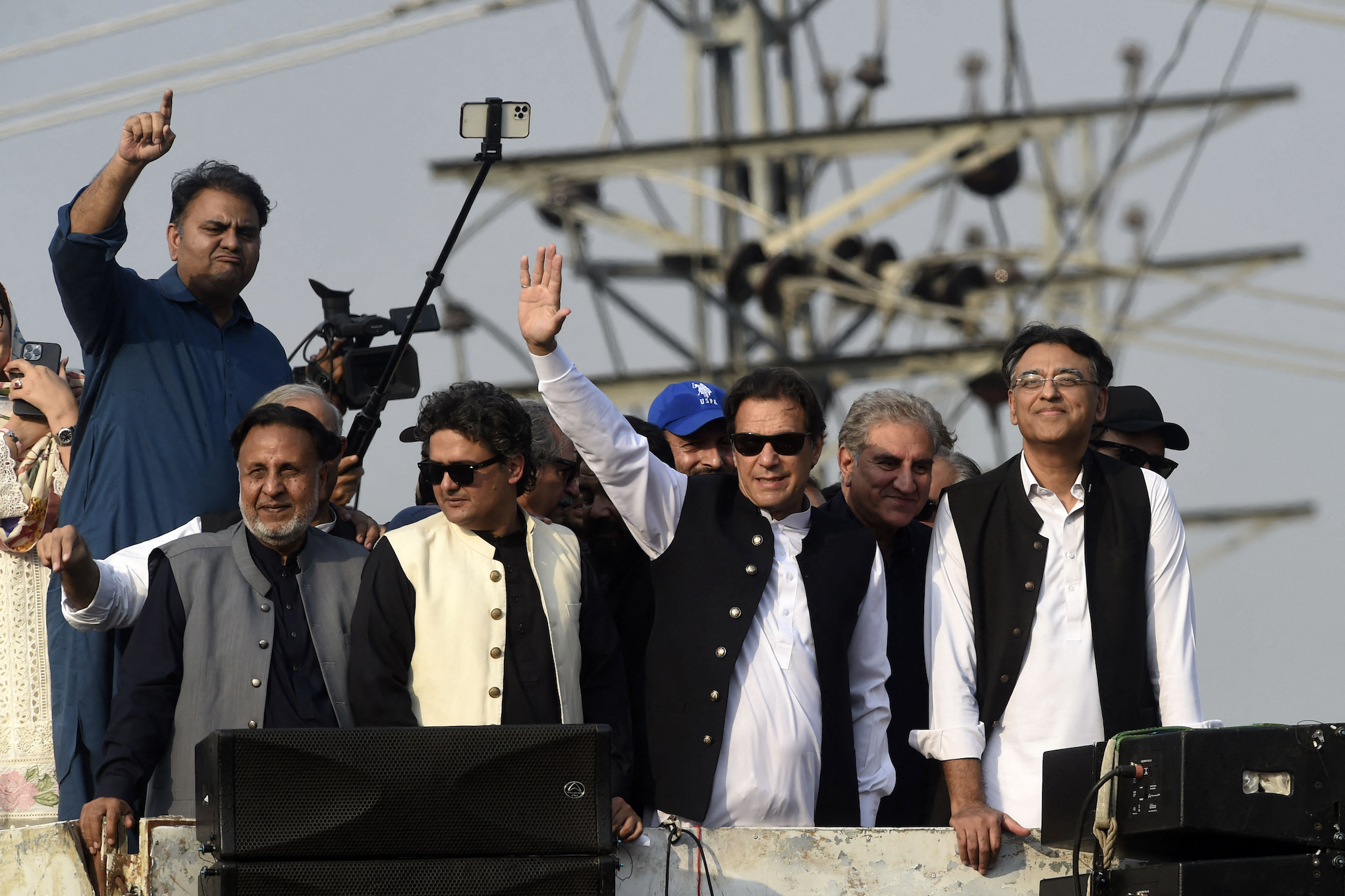 Imran Khan and supporters on 'long march' in Pakistan 