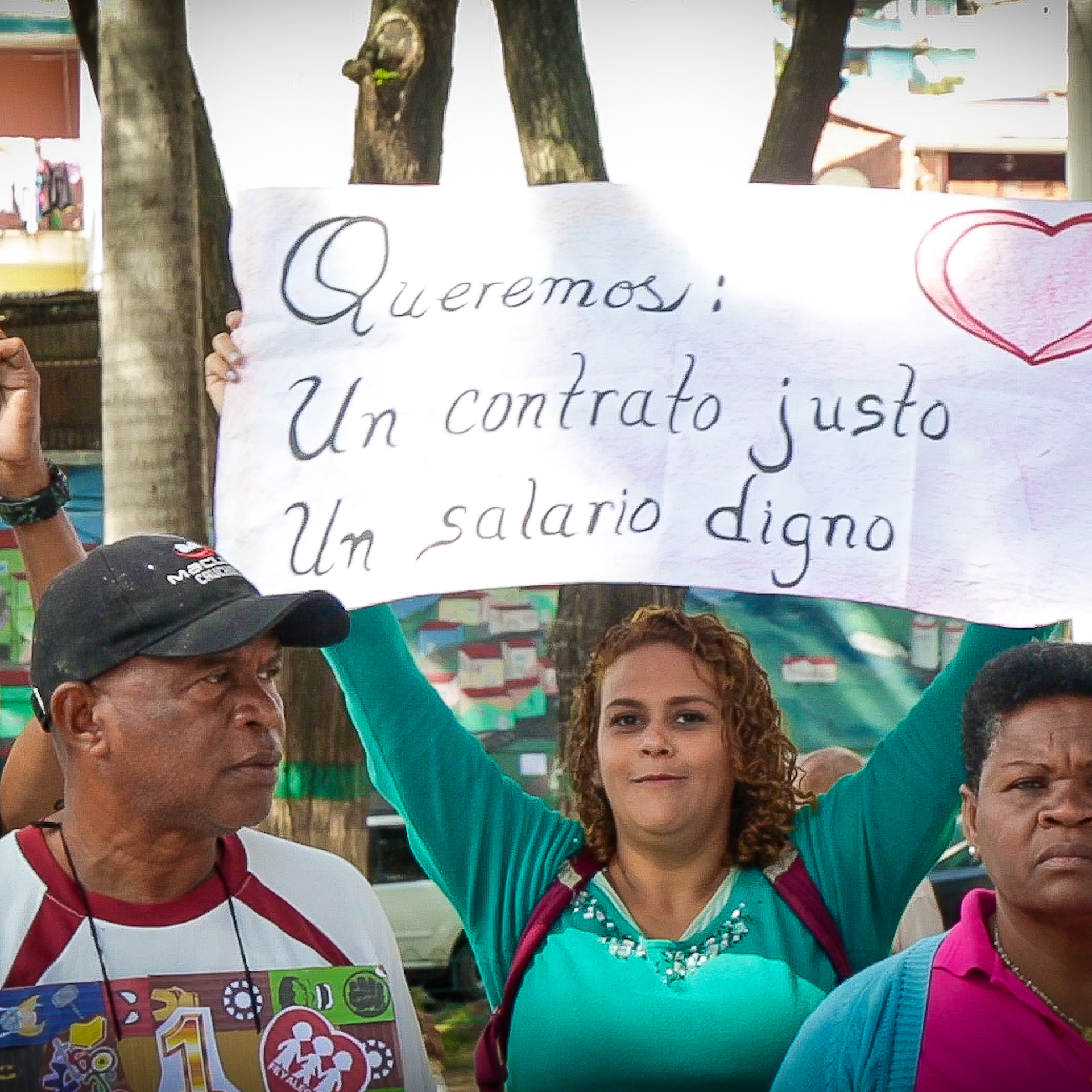 Venezuelan teachers protesting over low salaries
