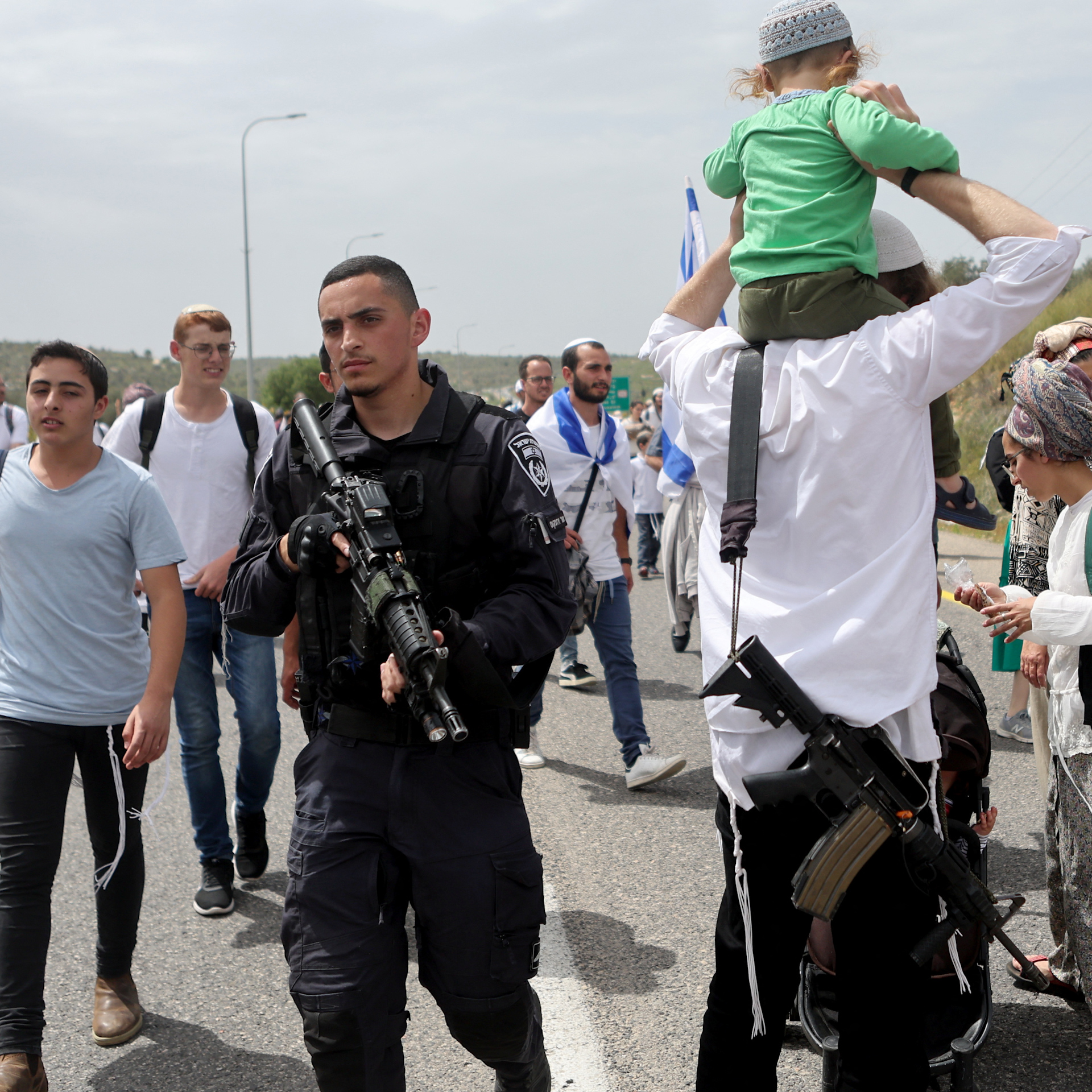 Thousands of Israelis march supporting more settlements