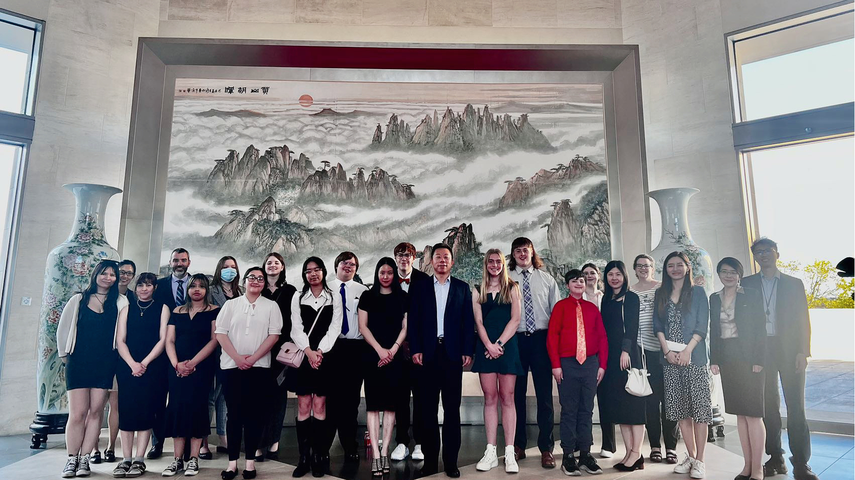 American high school students who study Chinese in Muscatine, Iowa visited the Embassy of the People’s Republic of China in the U.S. in Washington D.C.