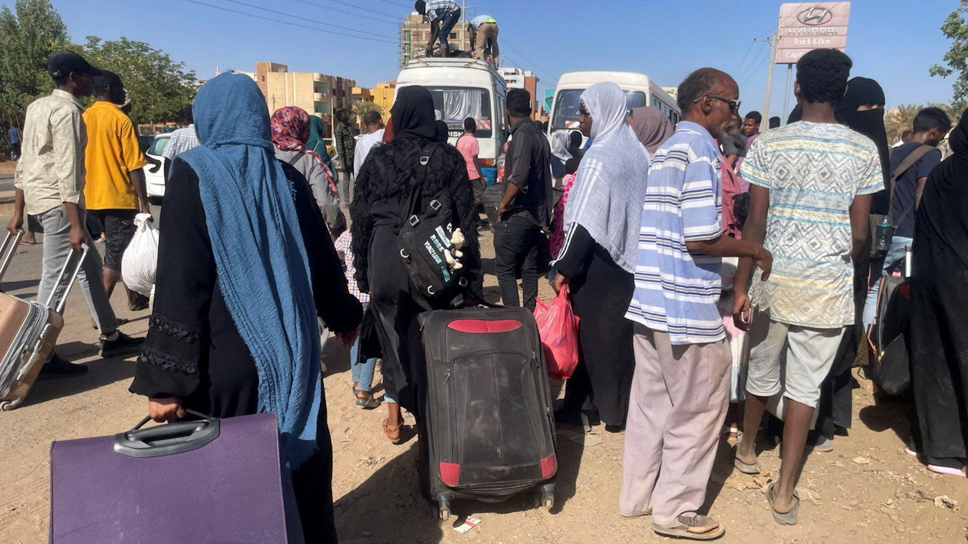 People gather at the station to flee from Khartoum during clashes between the paramilitary Rapid Support Forces and the army in Khartoum, Sudan April 19, 2023. REUTERS/El-Tayeb Siddig