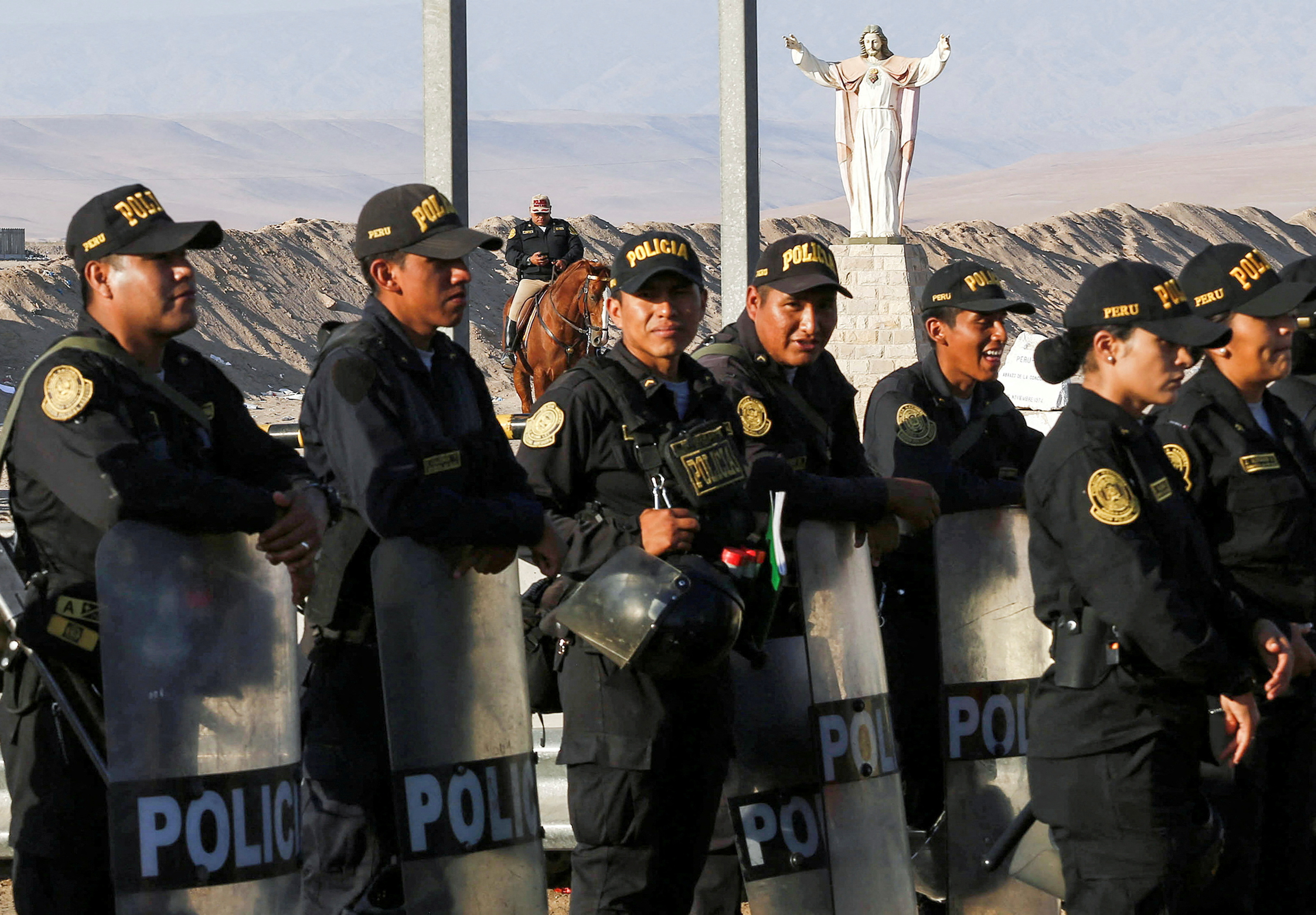 Undocumented migrants stranded at Chile-Peru border 