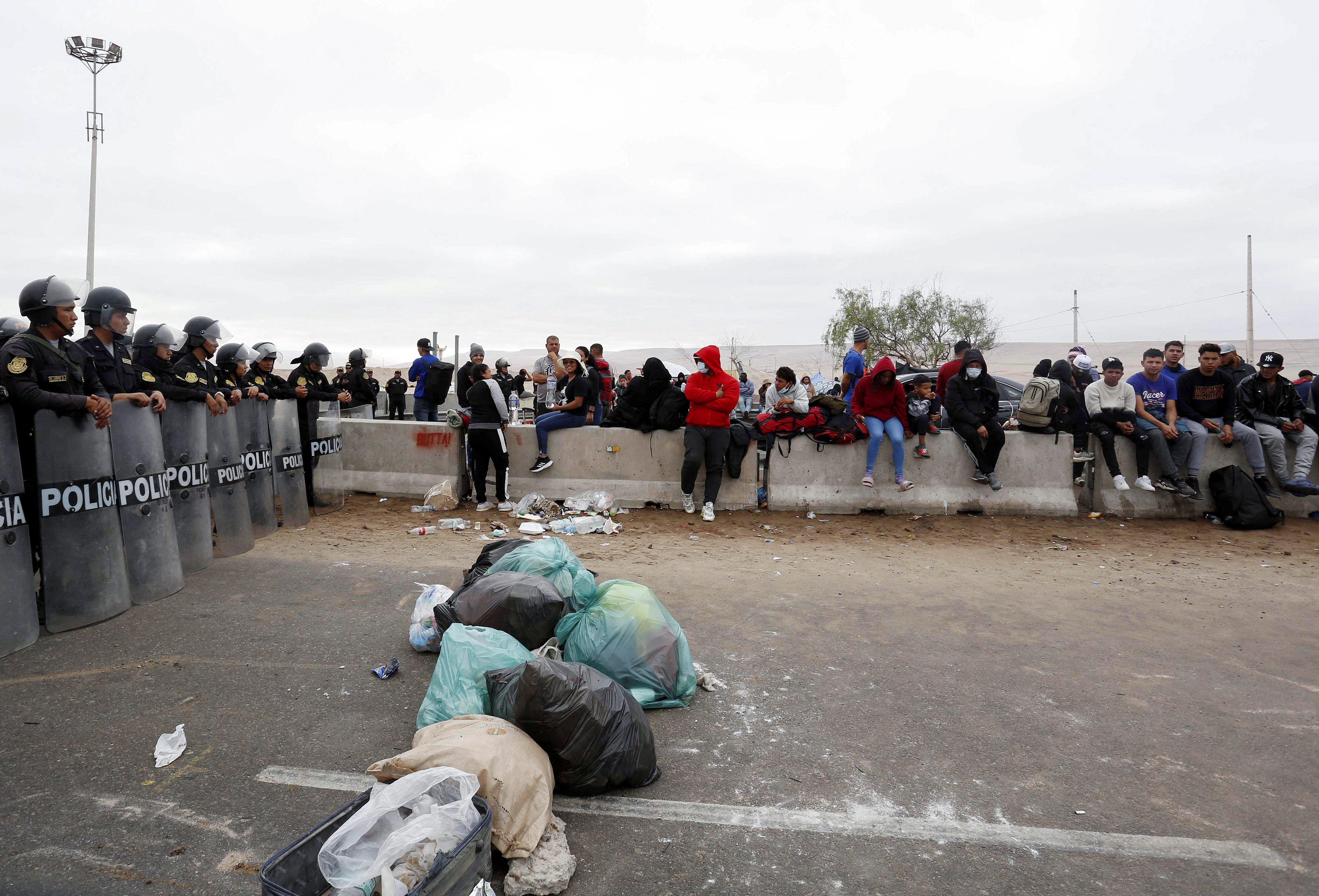 Undocumented migrants stranded at Chile-Peru border 