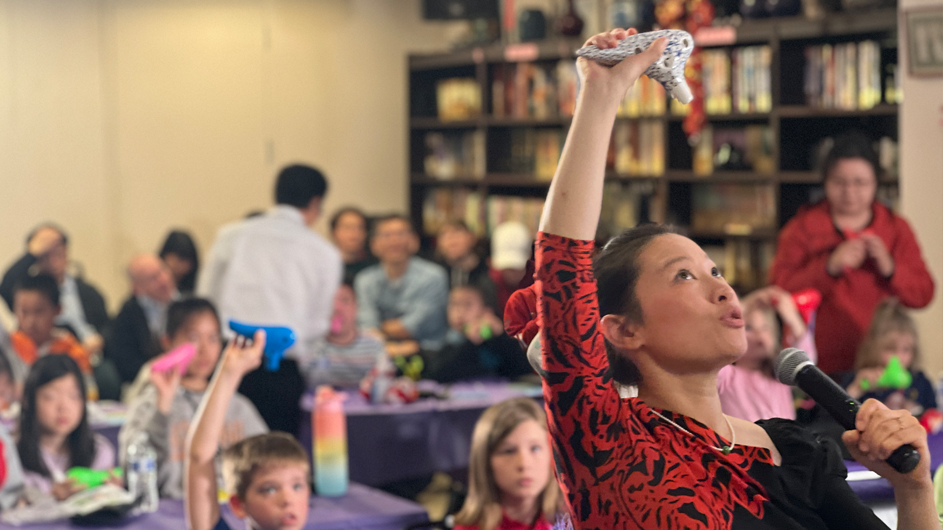 Elementary school students learned about China through music