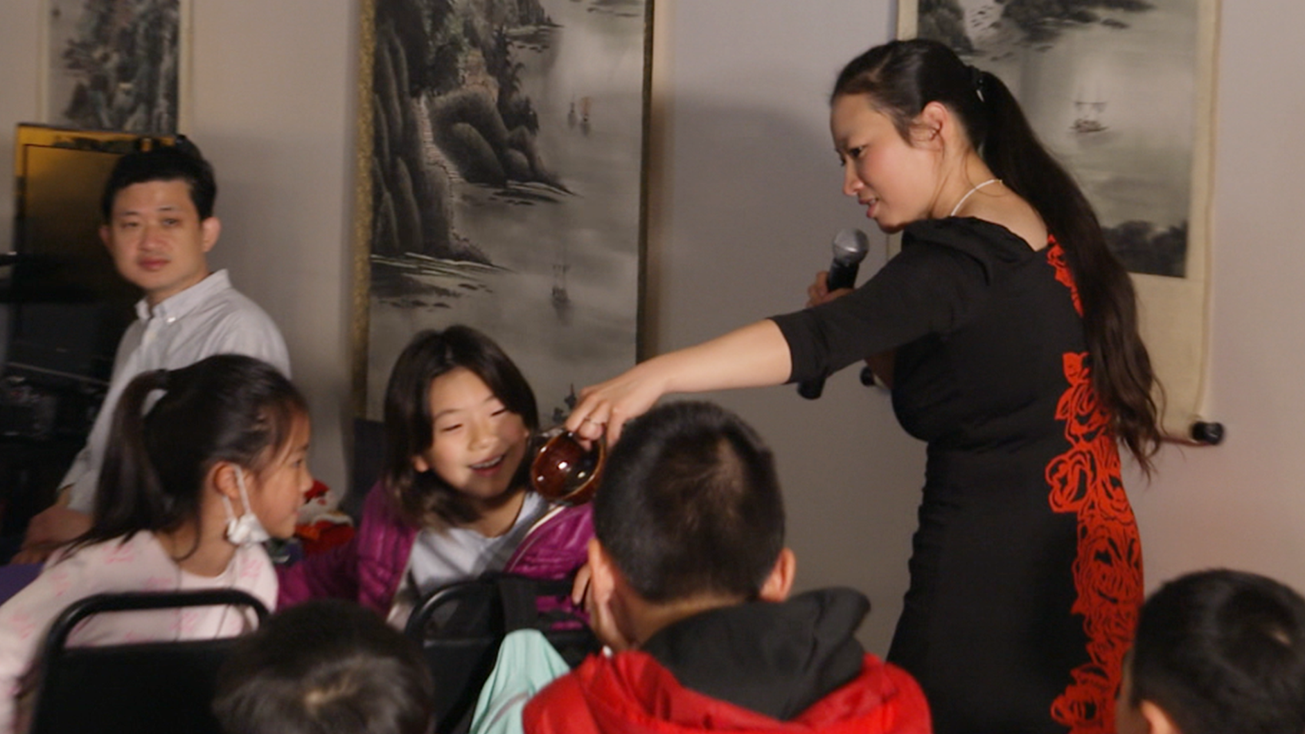 Elementary school students learned about China through music