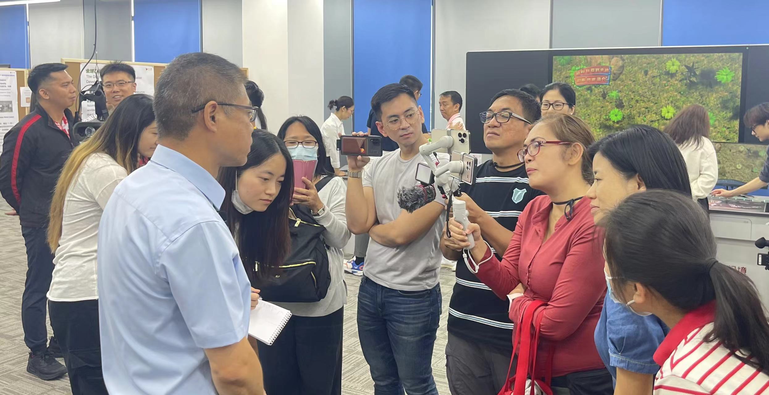 Philippine media delegation visits China