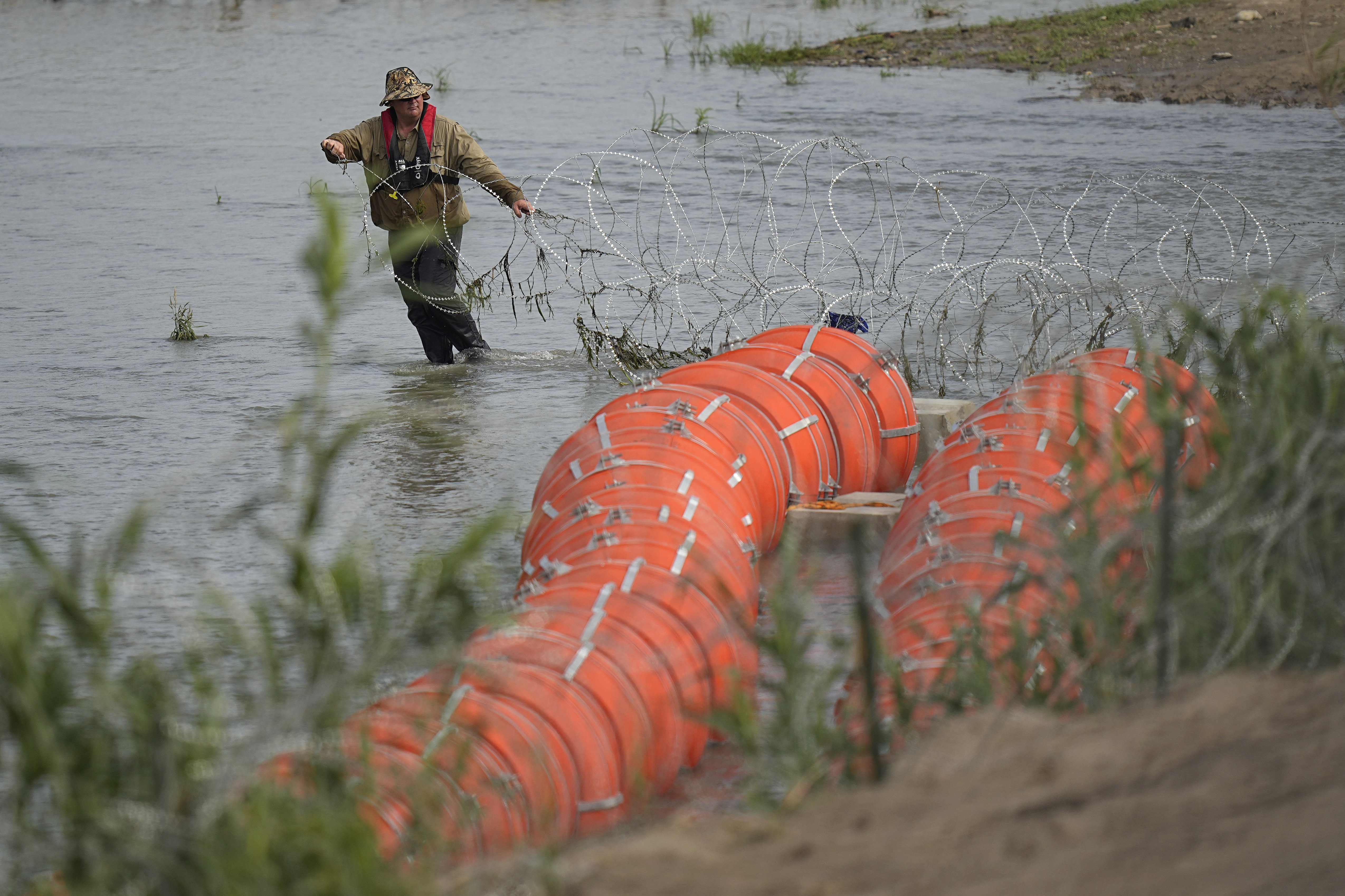 Texas installs huge buoys to block migrants from crossing river 