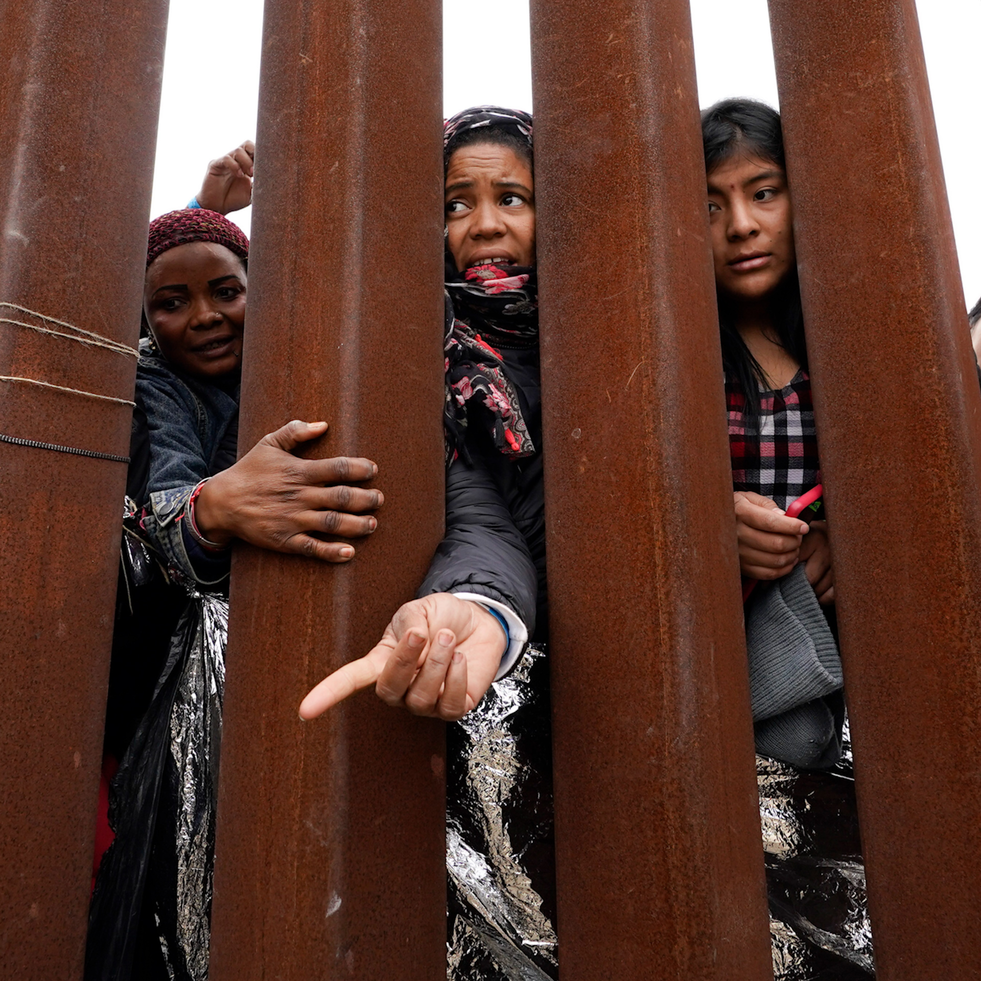 Report finds death of child under U.S. Border Patrol preventable, as more migrants are bussed to LA