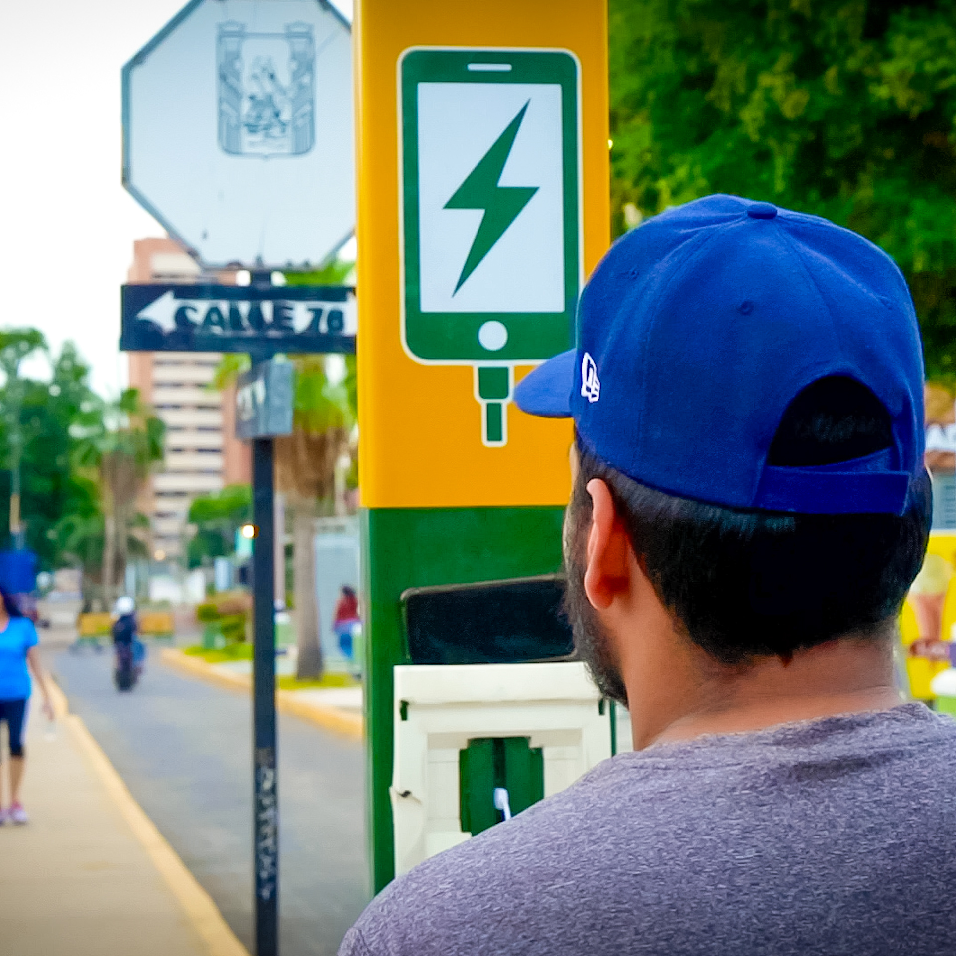 Maracaibo municipality is testing solar-powered traffic lights and offering free charging stations at public squares.