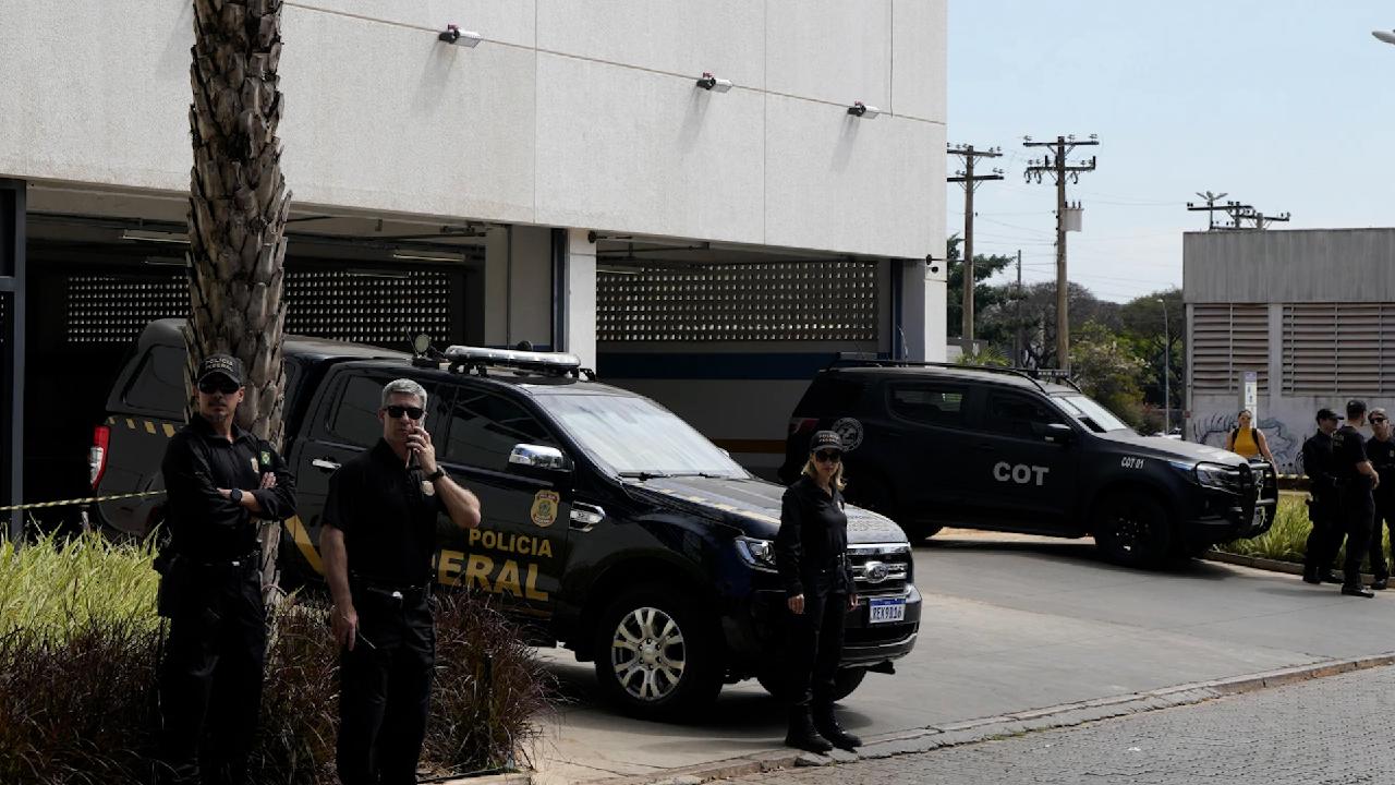 Brazilian Federal Police's COT (Tactical Operations Command) operators and  Federal Highway Police officers escorting the delivery of several vaccine  doses, 2021. [2048x1365] : r/policeporn, image size:1280x720