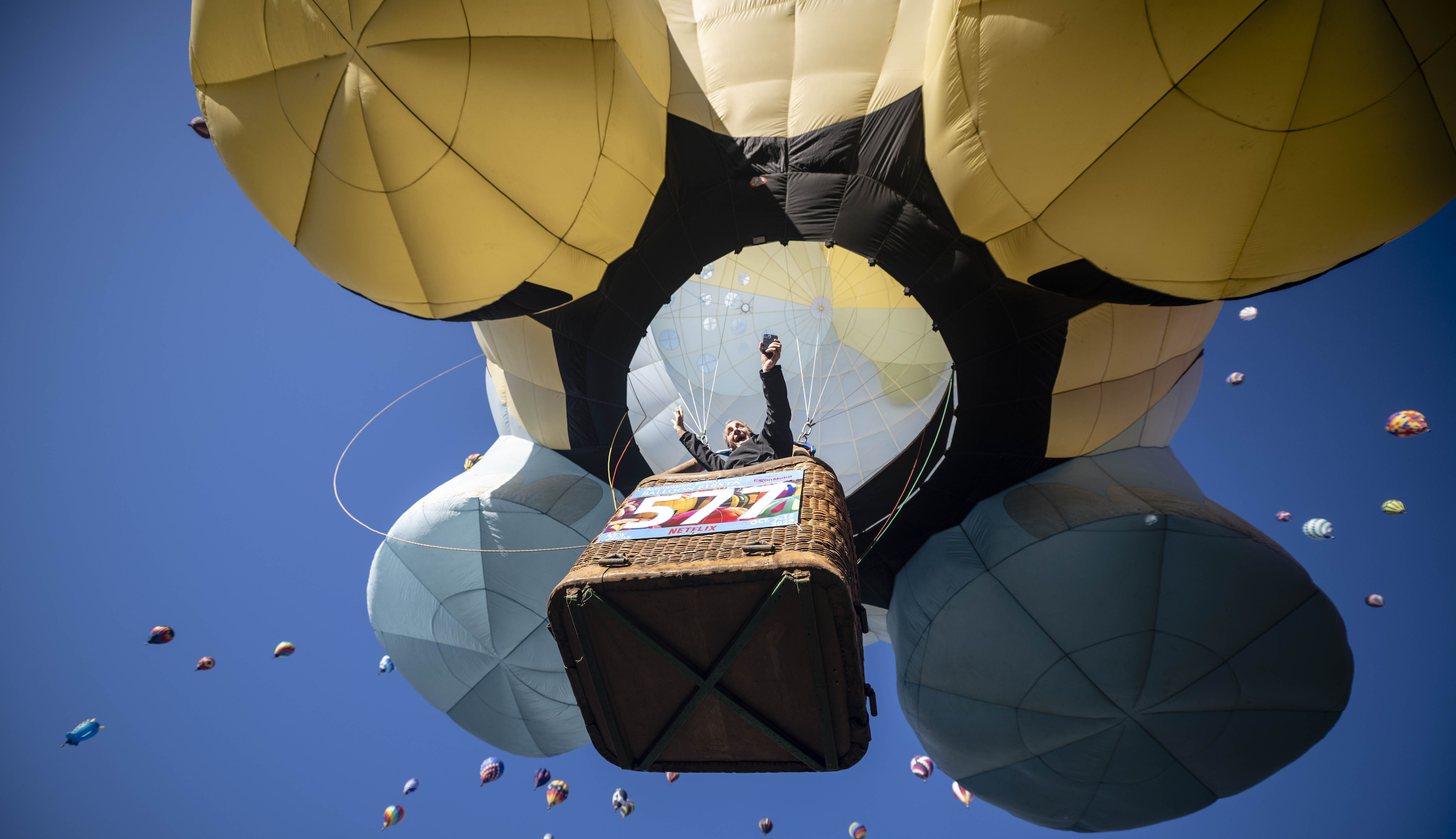 Elite competitors in Gordon Bennett balloon race take off from New Mexico 