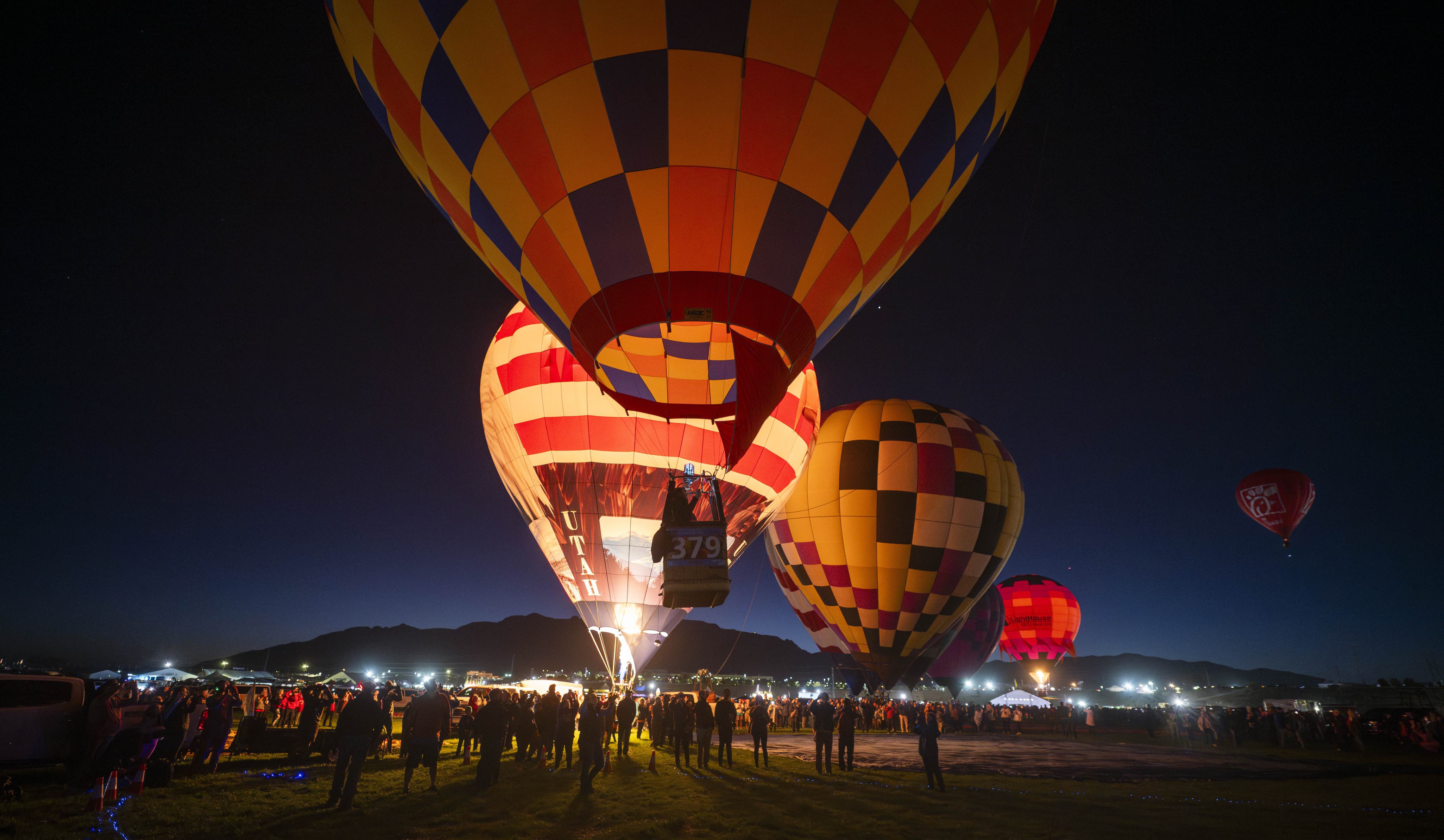 Elite competitors in Gordon Bennett balloon race take off from New Mexico 