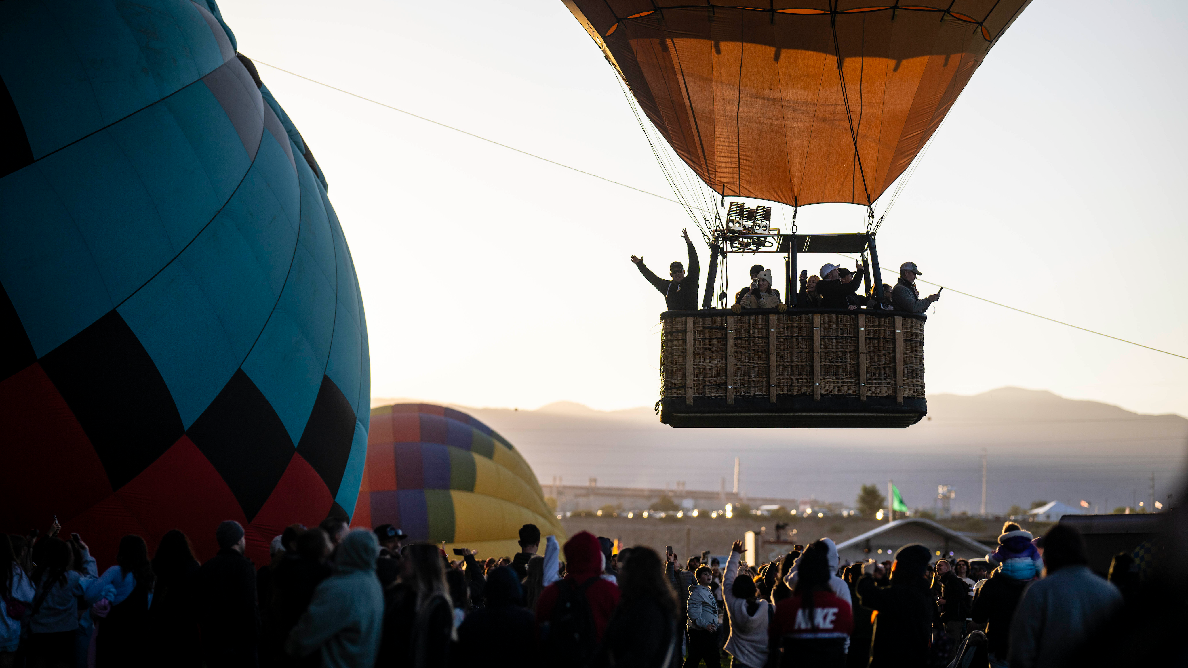 Elite competitors in Gordon Bennett balloon race take off from New Mexico 