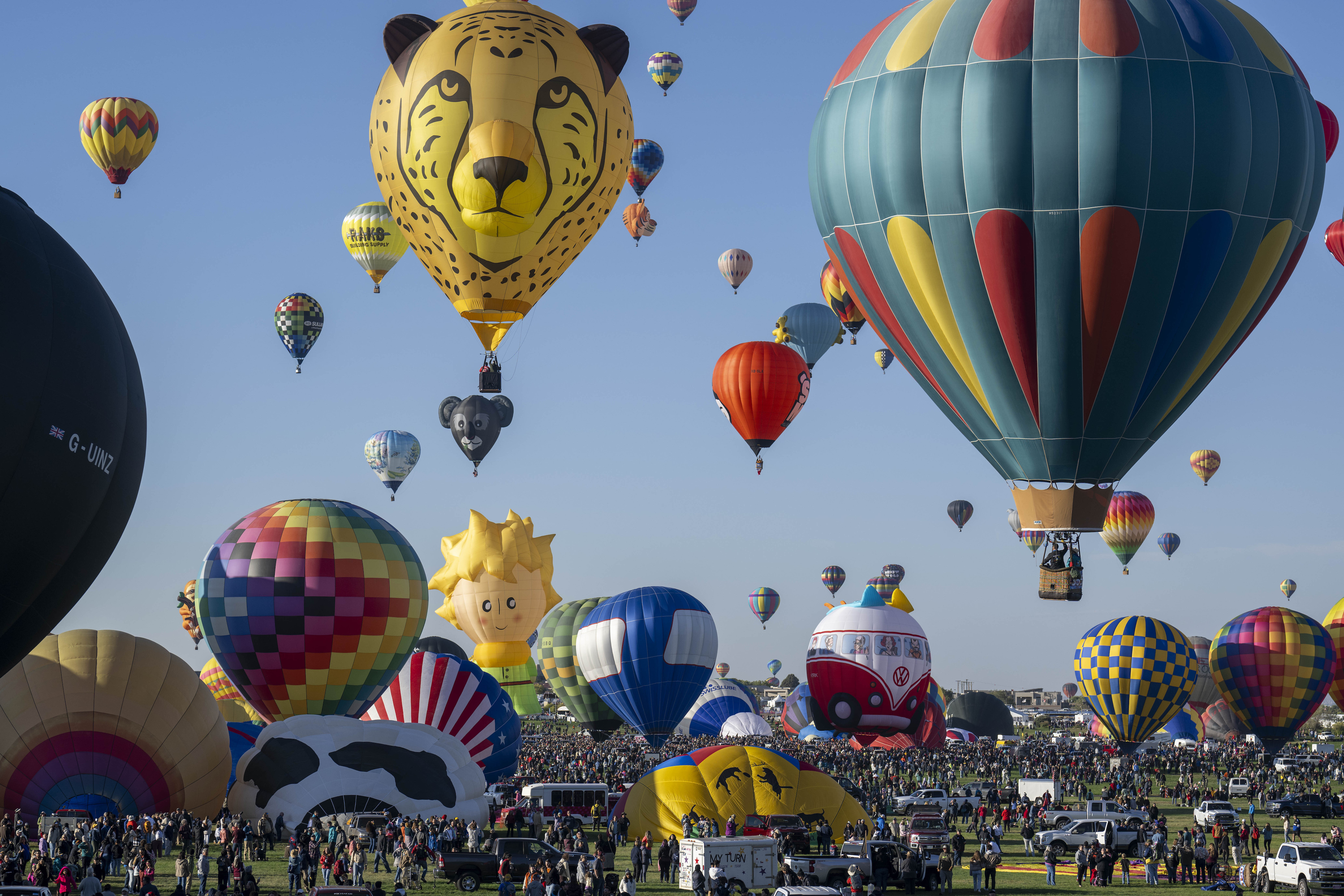 Elite competitors in Gordon Bennett balloon race take off from New Mexico 