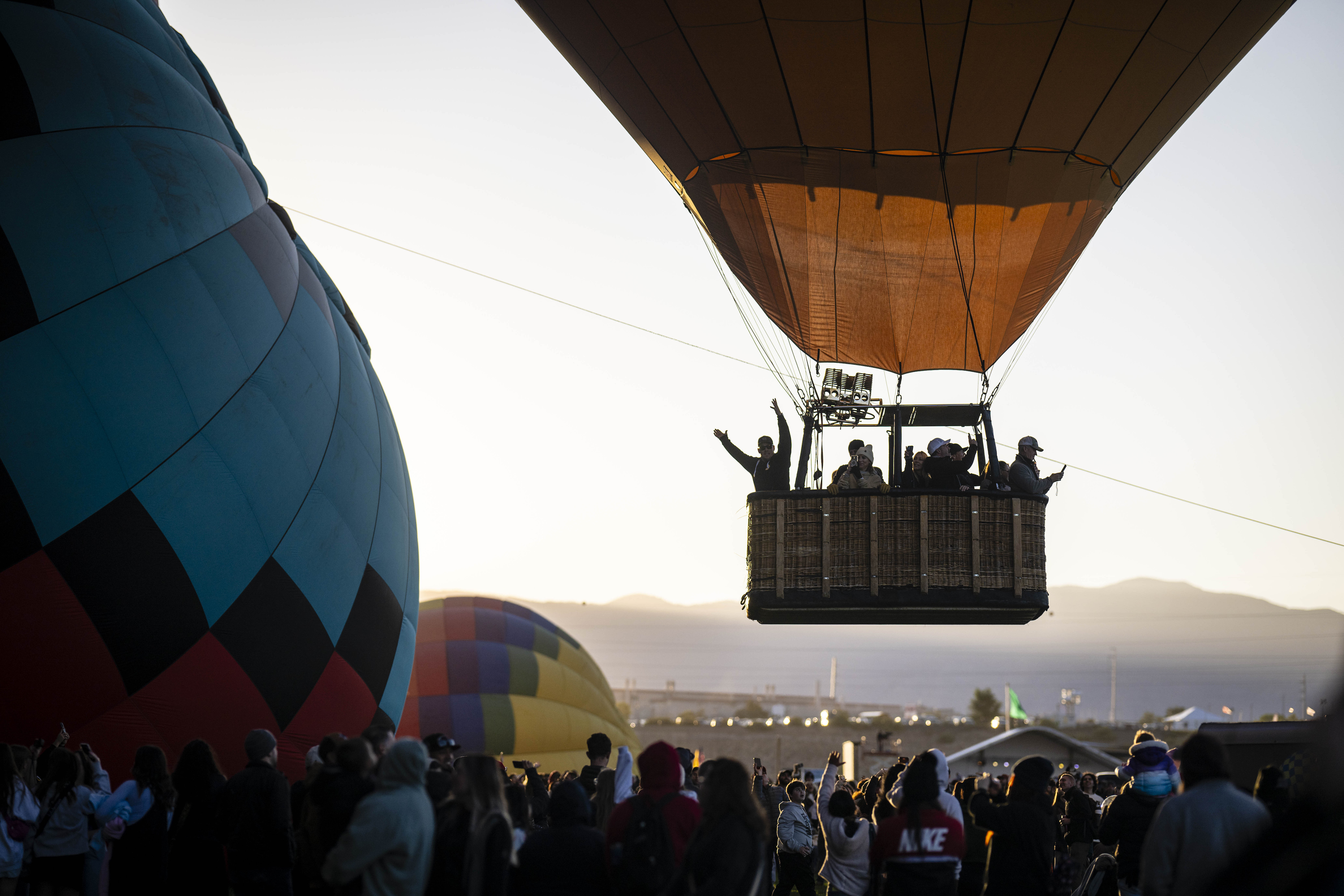 Elite competitors in Gordon balloon race take off from New