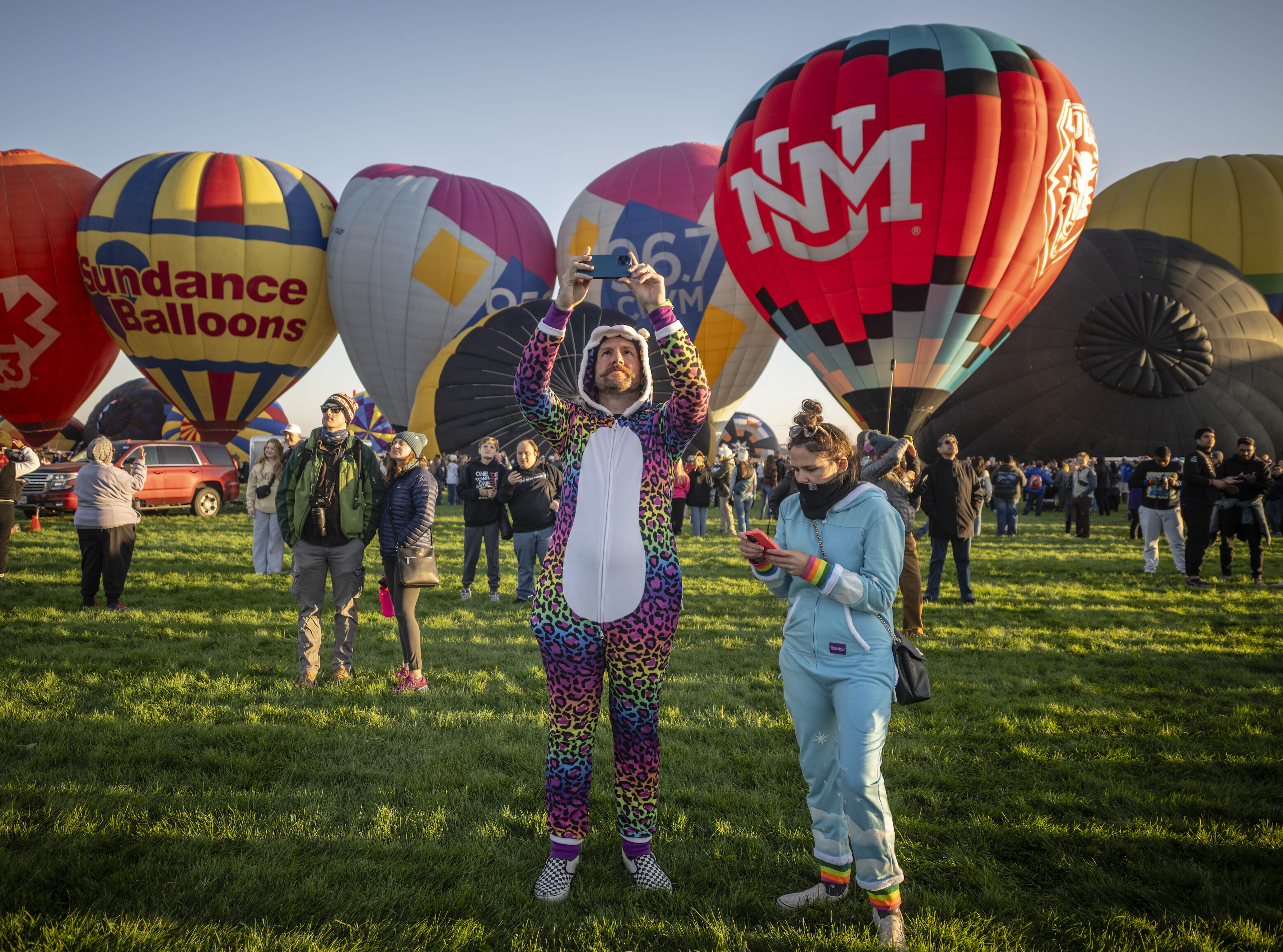 Elite competitors in Gordon Bennett balloon race take off from New Mexico 