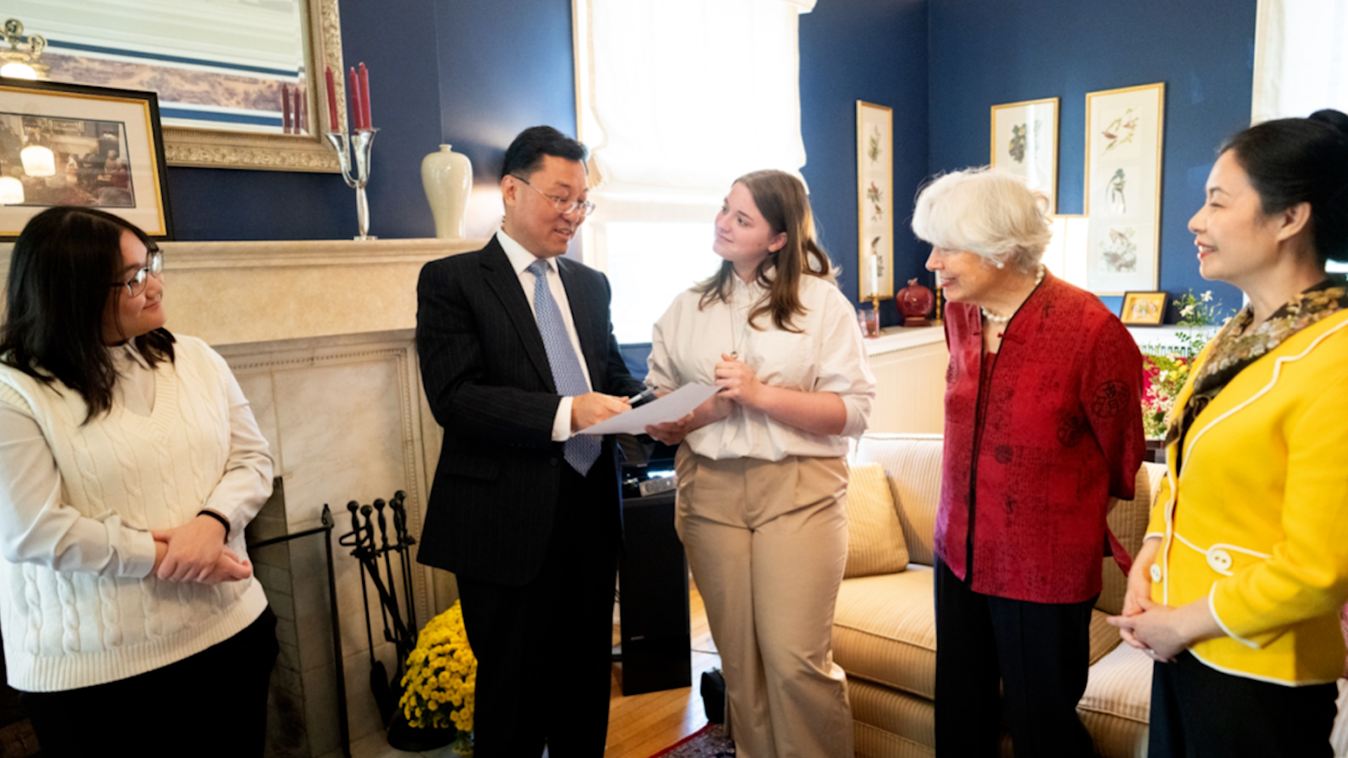 Ambassador Xie Feng discusses China-U.S. relations during his visit to Iowa  