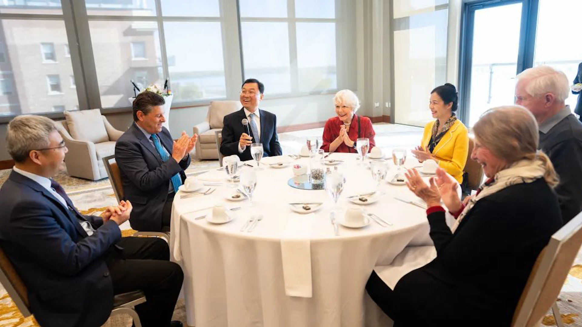 Ambassador Xie Feng discusses China-U.S. relations during his visit to Iowa  