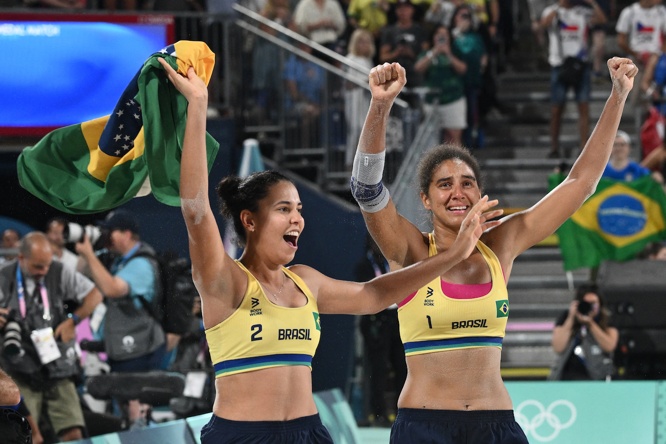 Brazil's #02 Eduarda Santos Lisboa and Brazil's #01 Ana Patricia Silva Ramos celebrate after winning the women's gold medal beach volleyball match between Brazil and Canada during the Paris 2024 Olympic Games on August 9, 2024. Photo: Jeff PACHOUD / AFP