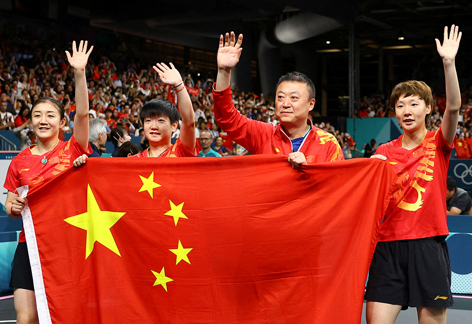 Chinese athlete sets Olympic record and more from Paris Day 15