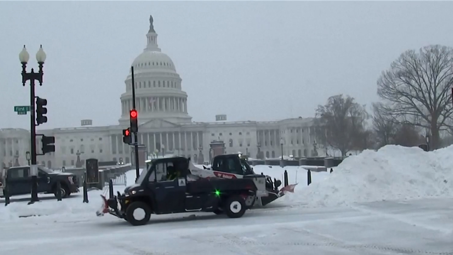 Winter storm paralyzes much of U.S.