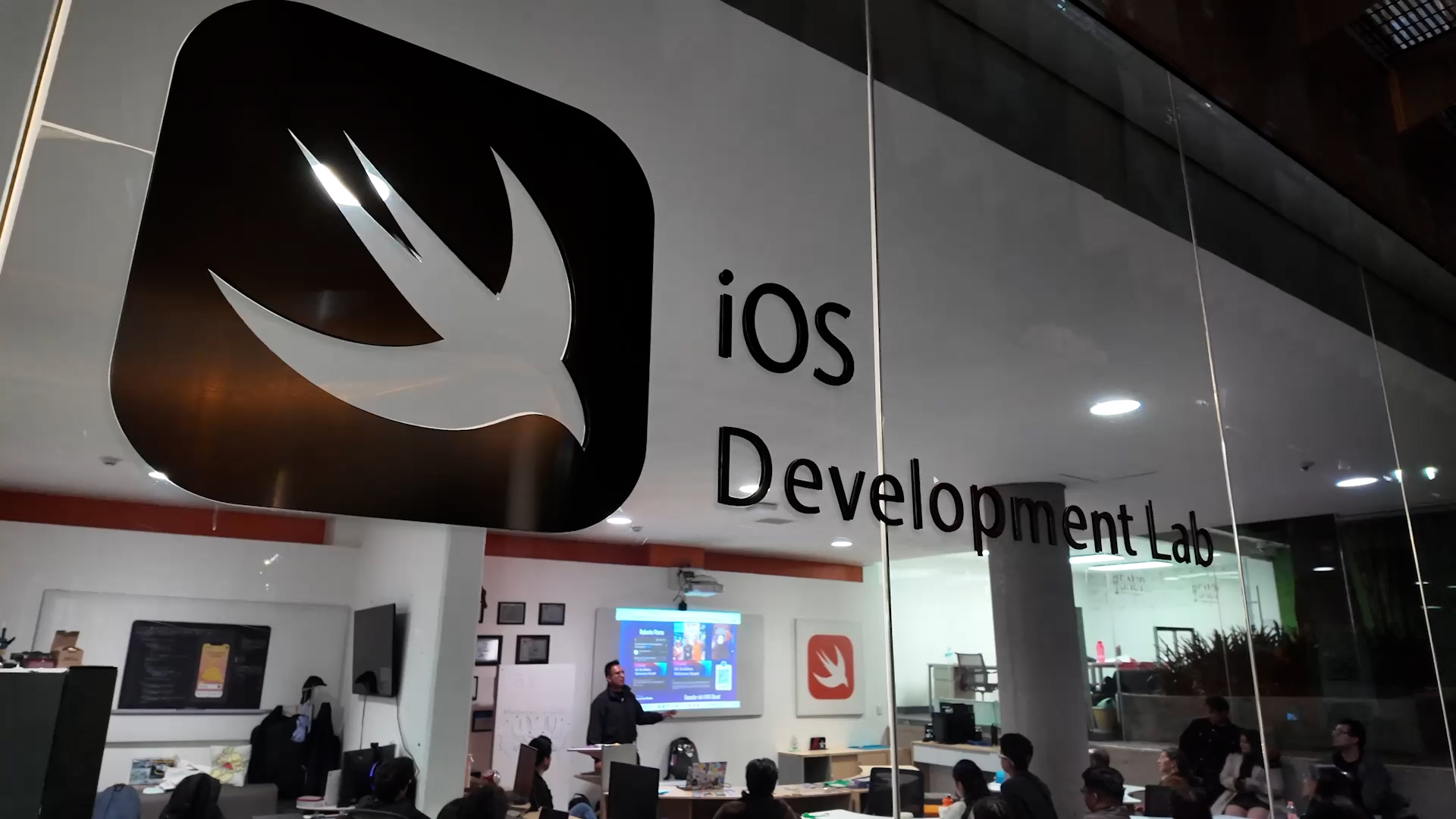 Mexican professionals learning Chinese-backed AI, Mandarin