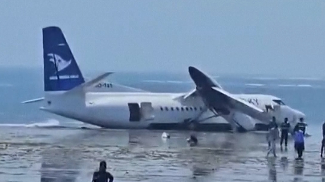 Plane crash lands in shallow water on Somalia’s shoreline