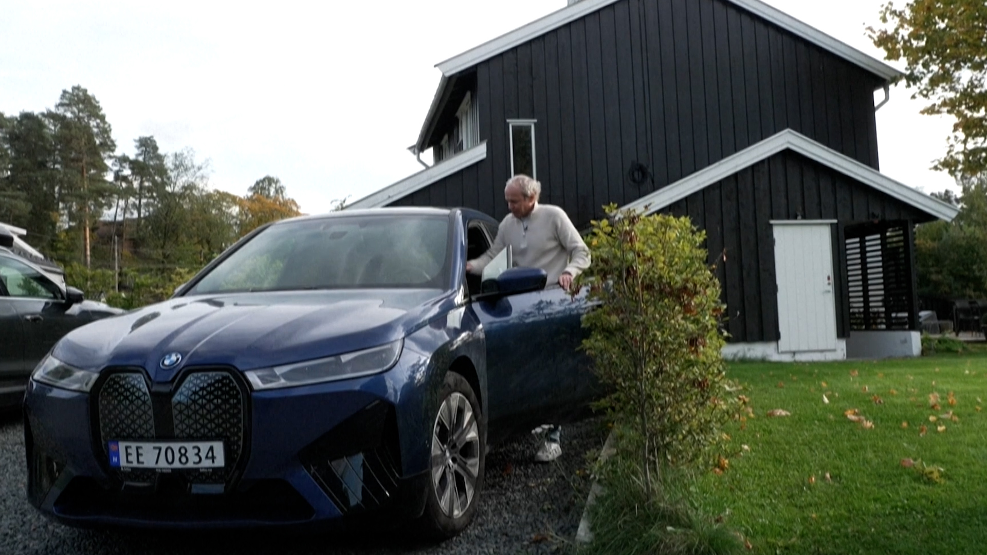 Canada boosts incentives on electric vehicles