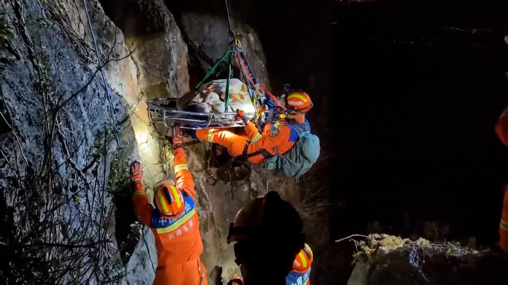 Climbers rescued after cliff accident in China