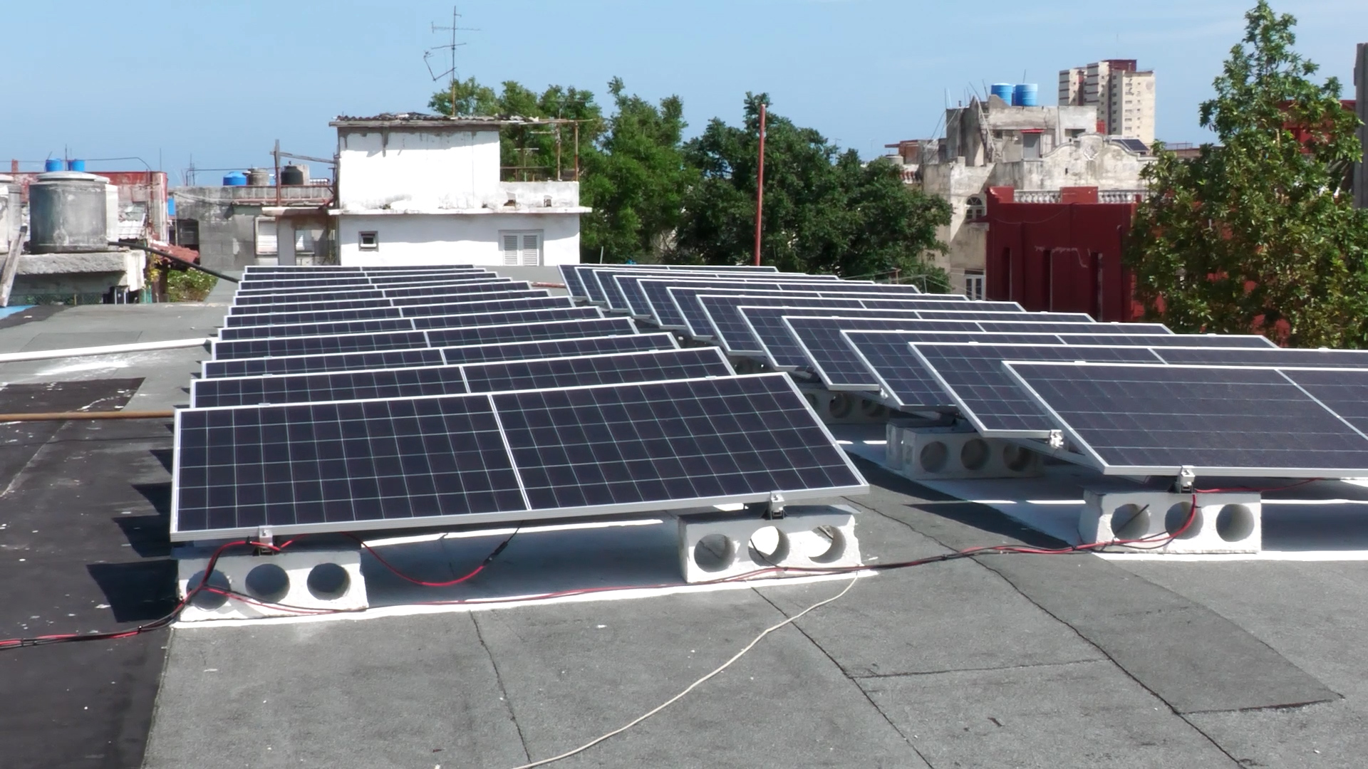 Cuba turns to solar to power hospitals during energy crisis 