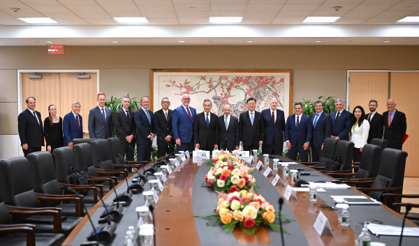 Wang Yi holds talks with people from various sectors in the US