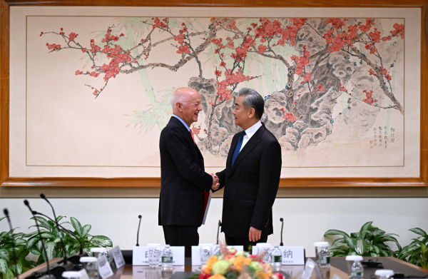 Wang Yi holds talks with people from various sectors in the US