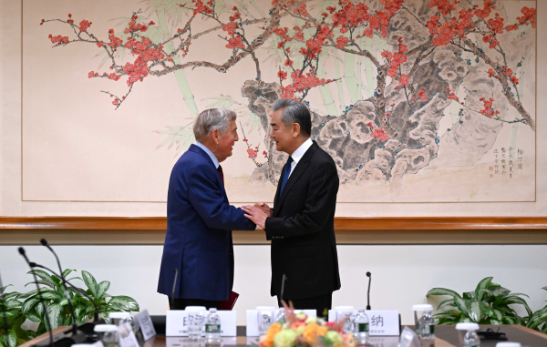 Wang Yi holds talks with people from various sectors in the US