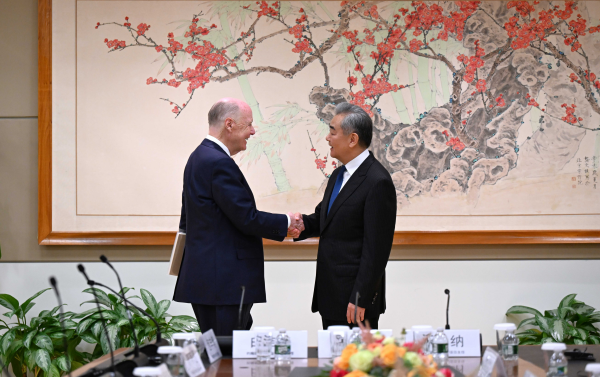 Wang Yi holds talks with people from various sectors in the US