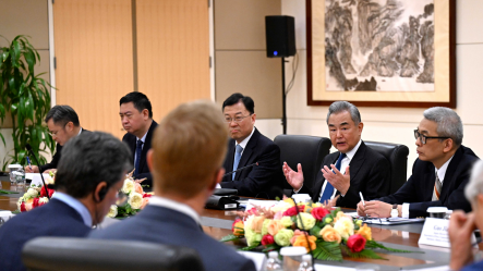 Wang Yi holds talks with people from various sectors in the US