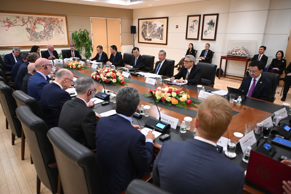 Wang Yi holds talks with people from various sectors in the US