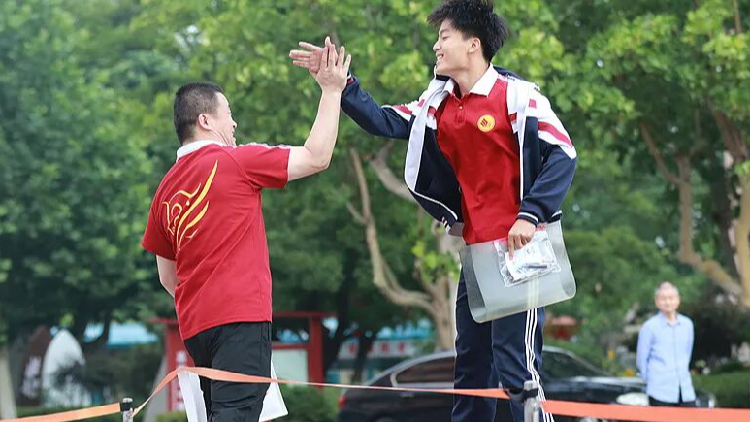 China's students celebrate end of exams