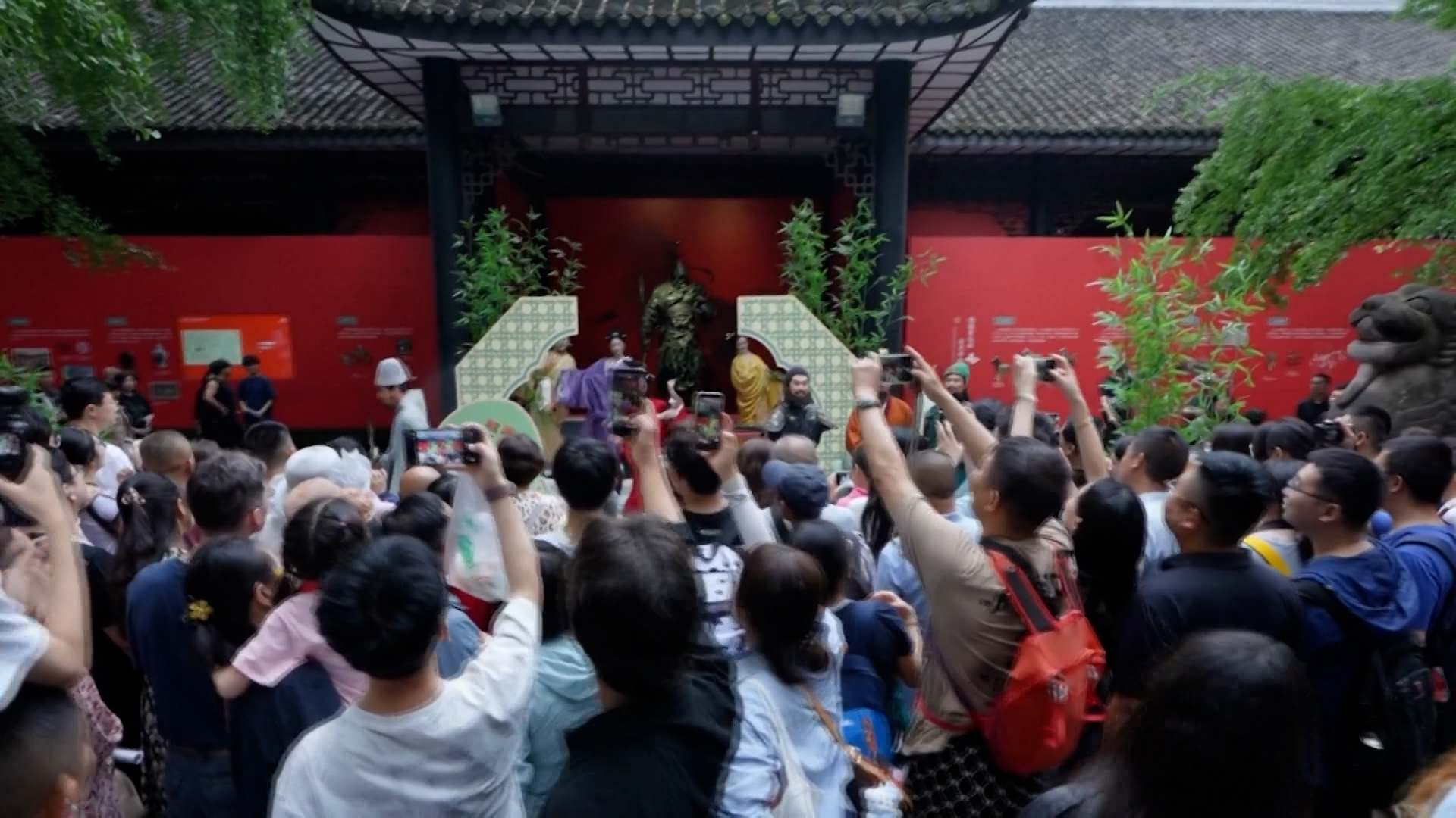 Chengdu crowd celebrates Dragon Boat Festival cultural experience