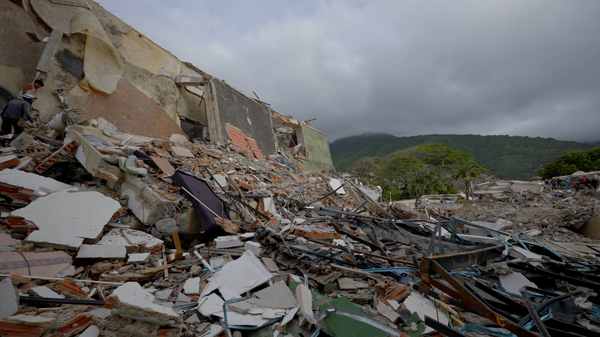 Regular Venezuelans continue ongoing earthquake cleanup