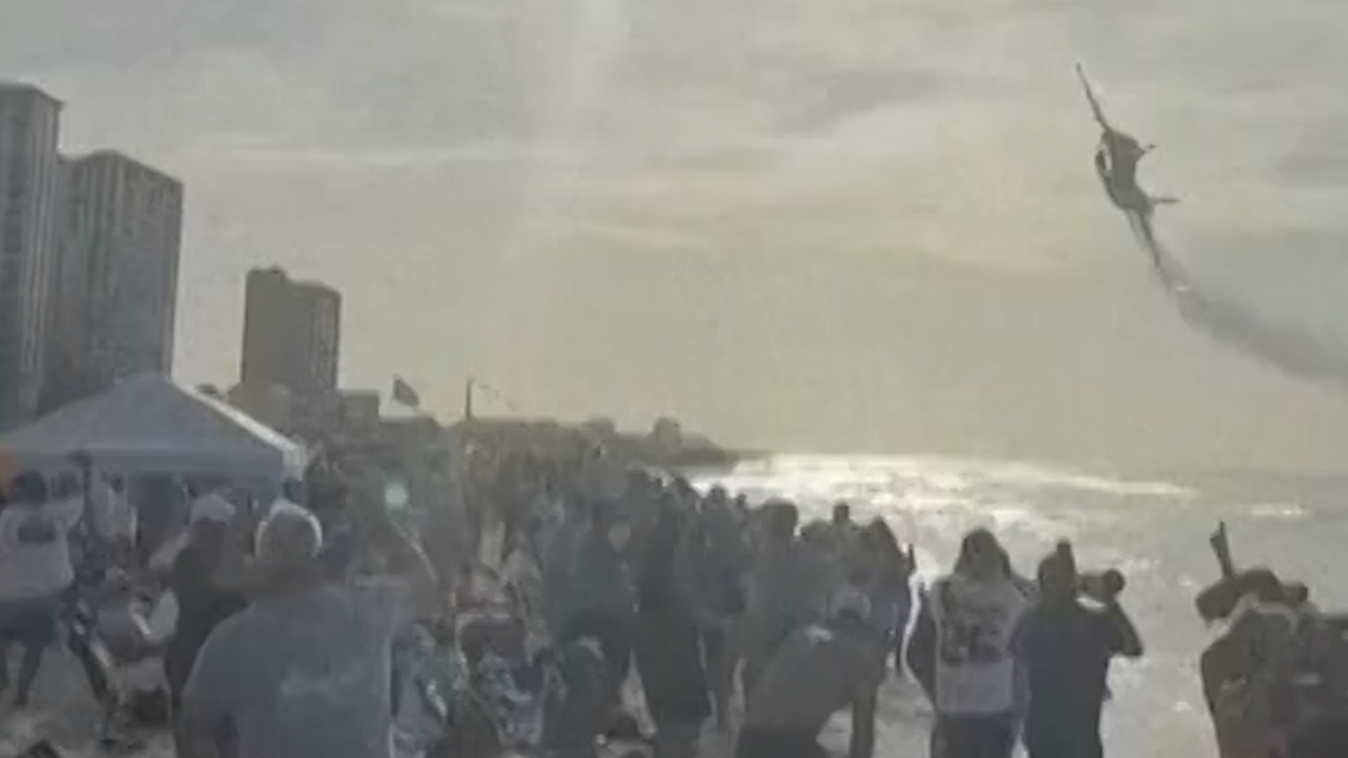 Low-flying jets stun beachgoers in Florida 