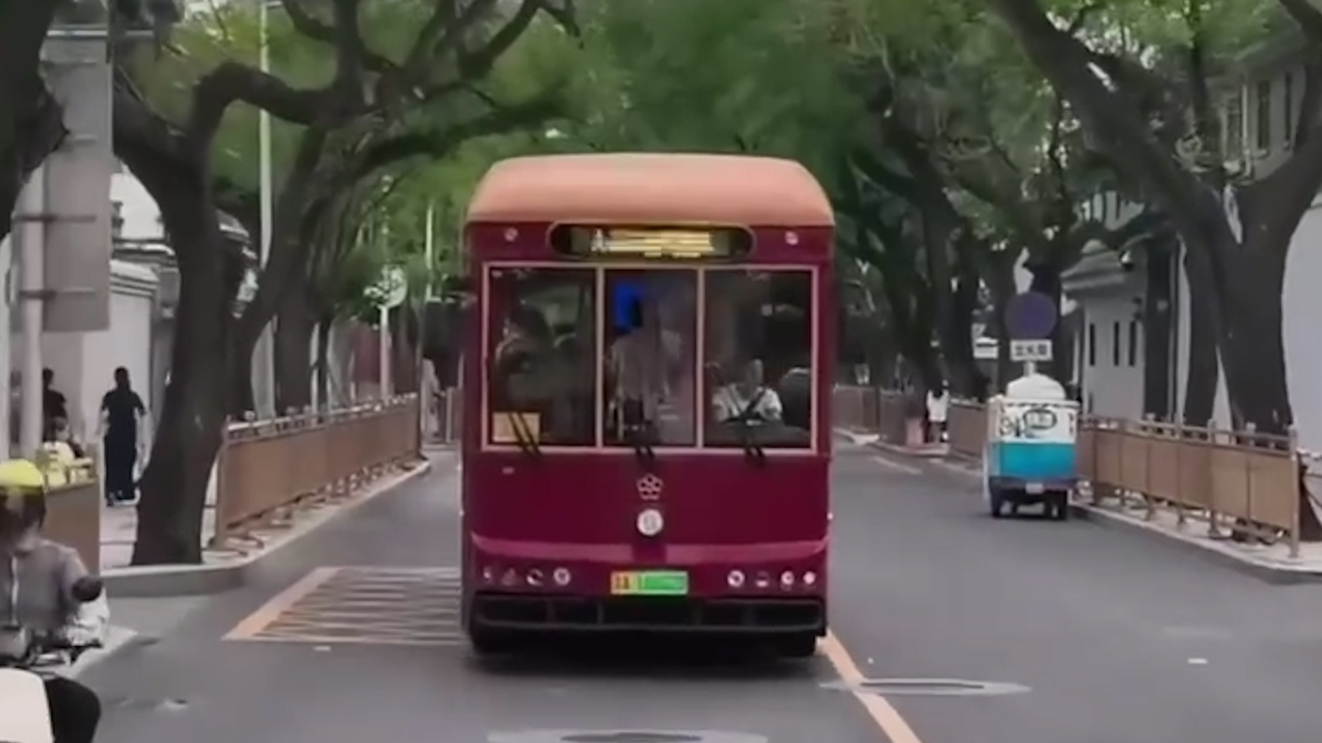 A new bus tours Beijing's central heritage axis