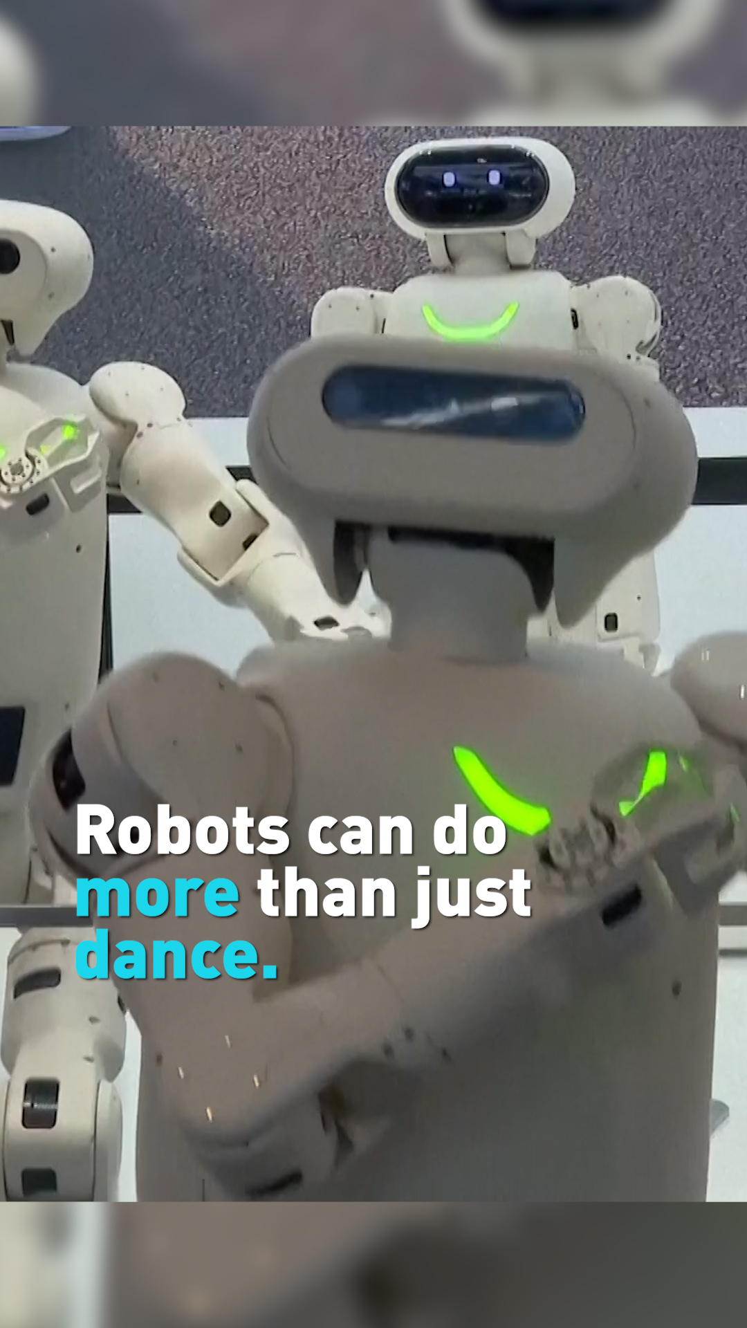 300 humanoid robots show off variety of talents at WAIC