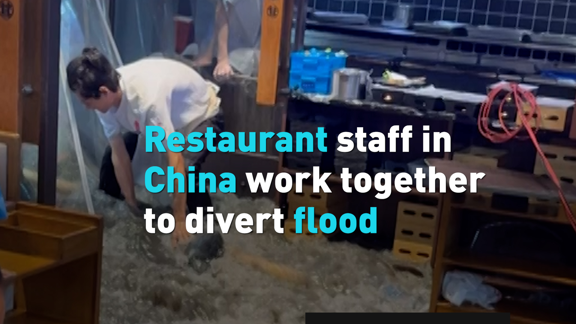 Restaurant staff in China work together to divert flood 