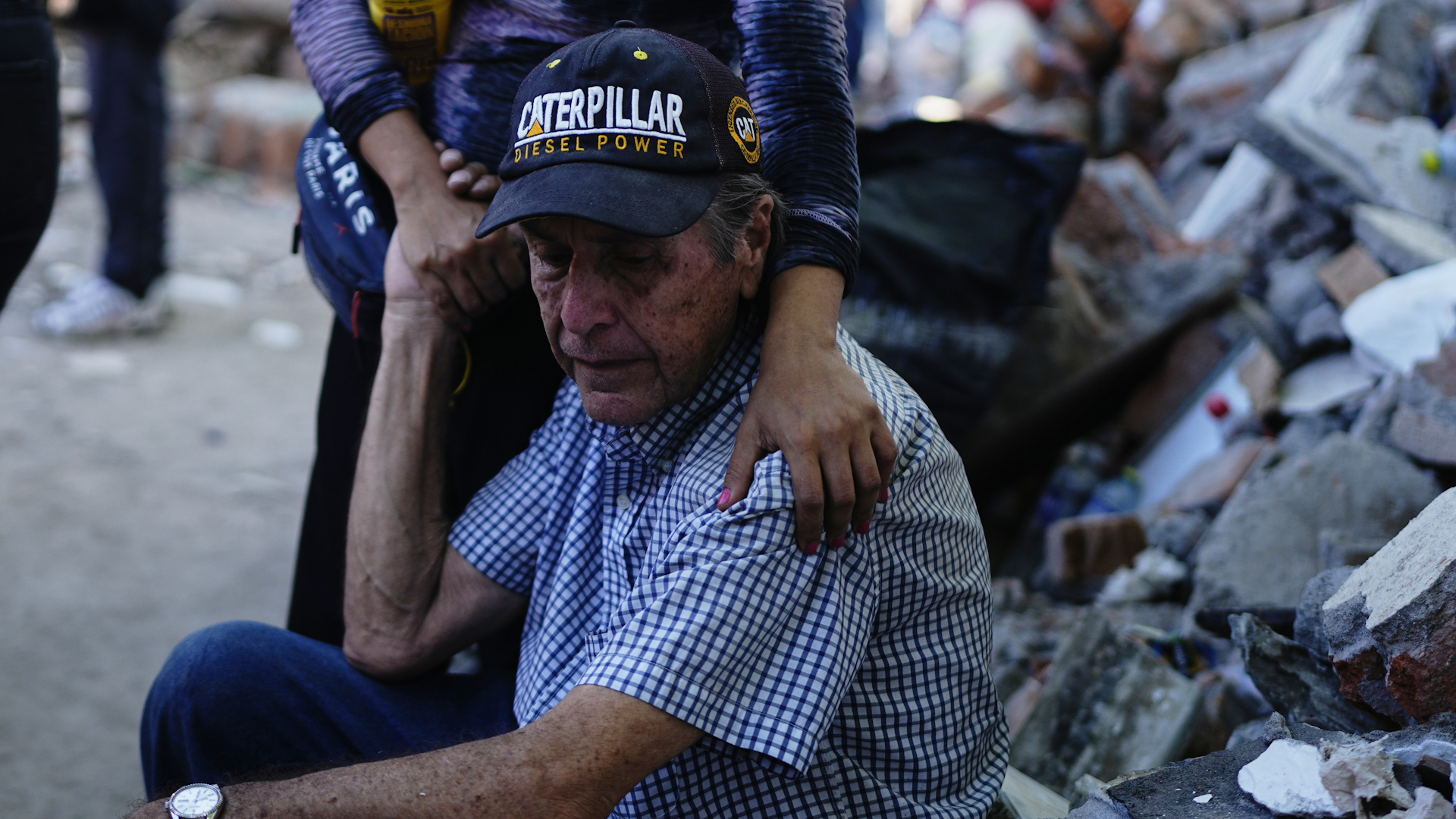 Community shelters form for earthquake victims in Colombia